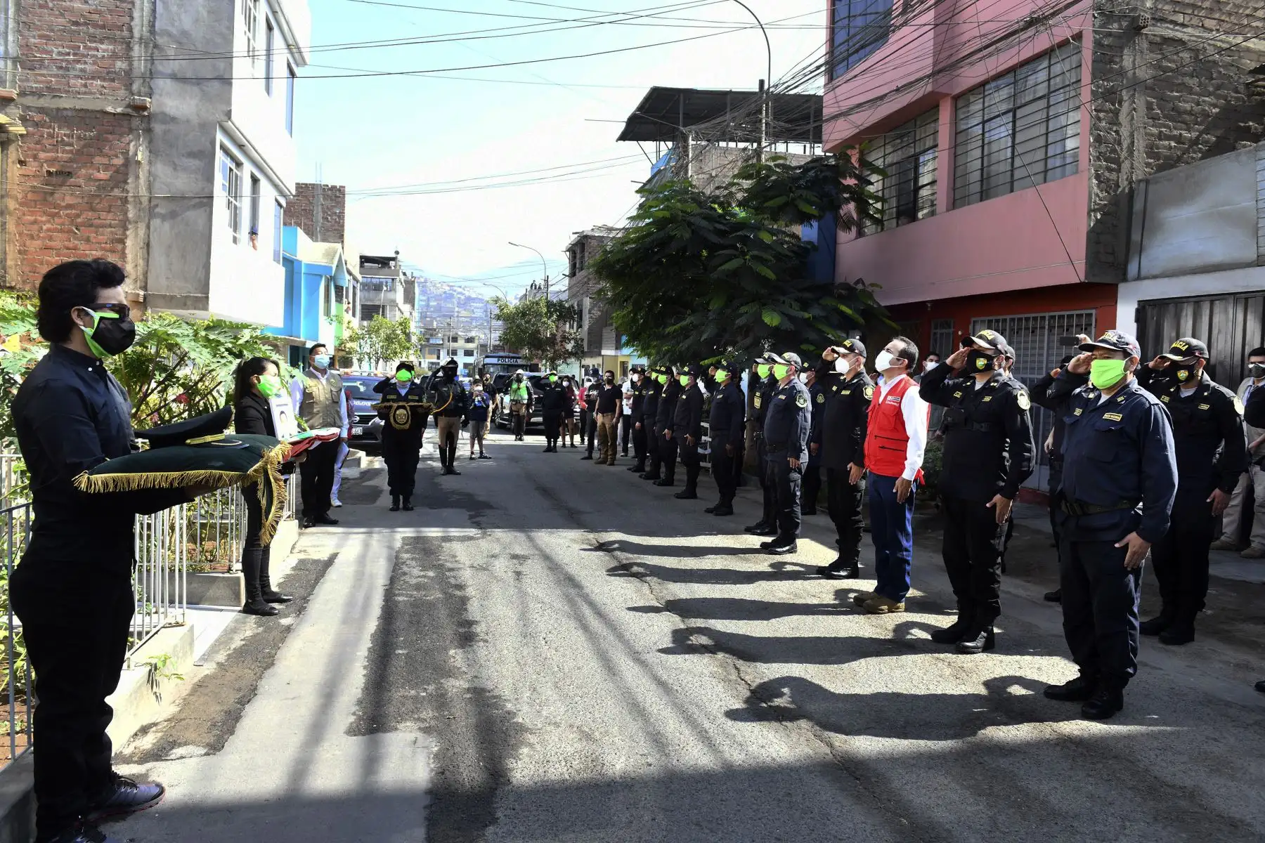 El ministro del Interior, Gastón Rodríguez, rinde homenaje póstumo a efectivo de la PNP, Limber Millones, quien falleció a causa del coronavirus covid-19. Foto: ANDINA/Ministerio del Interior