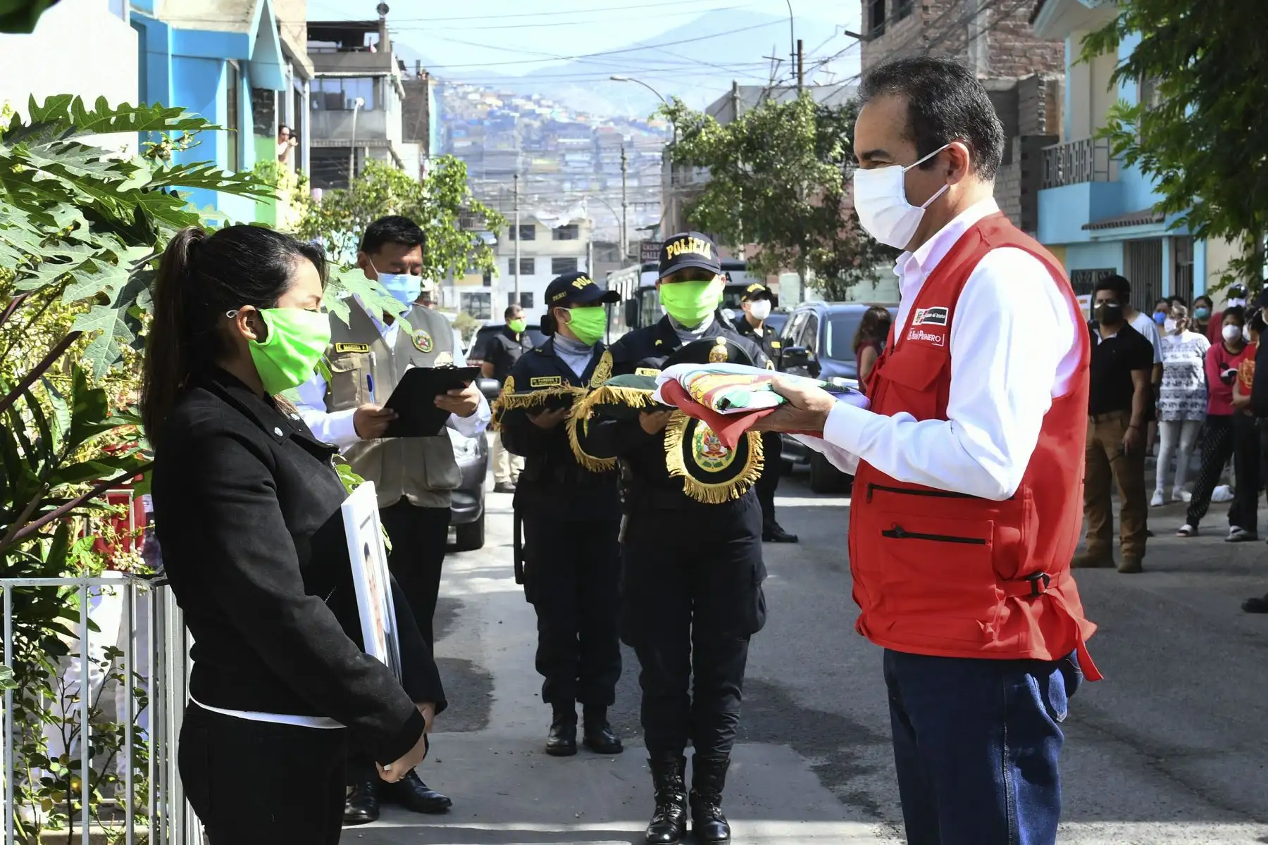 El ministro del Interior, Gastón Rodríguez, rinde homenaje póstumo a efectivo de la PNP, Limber Millones, quien falleció a causa del coronavirus covid-19. Foto: ANDINA/Ministerio del Interior