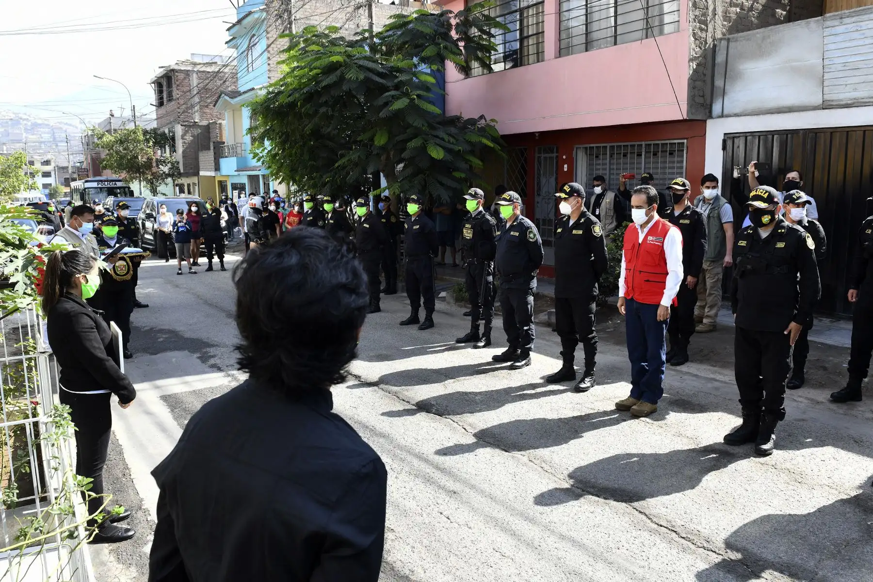 El ministro del Interior, Gastón Rodríguez, rinde homenaje póstumo a efectivo de la PNP, Limber Millones, quien falleció a causa del coronavirus covid-19. Foto: ANDINA/Ministerio del Interior