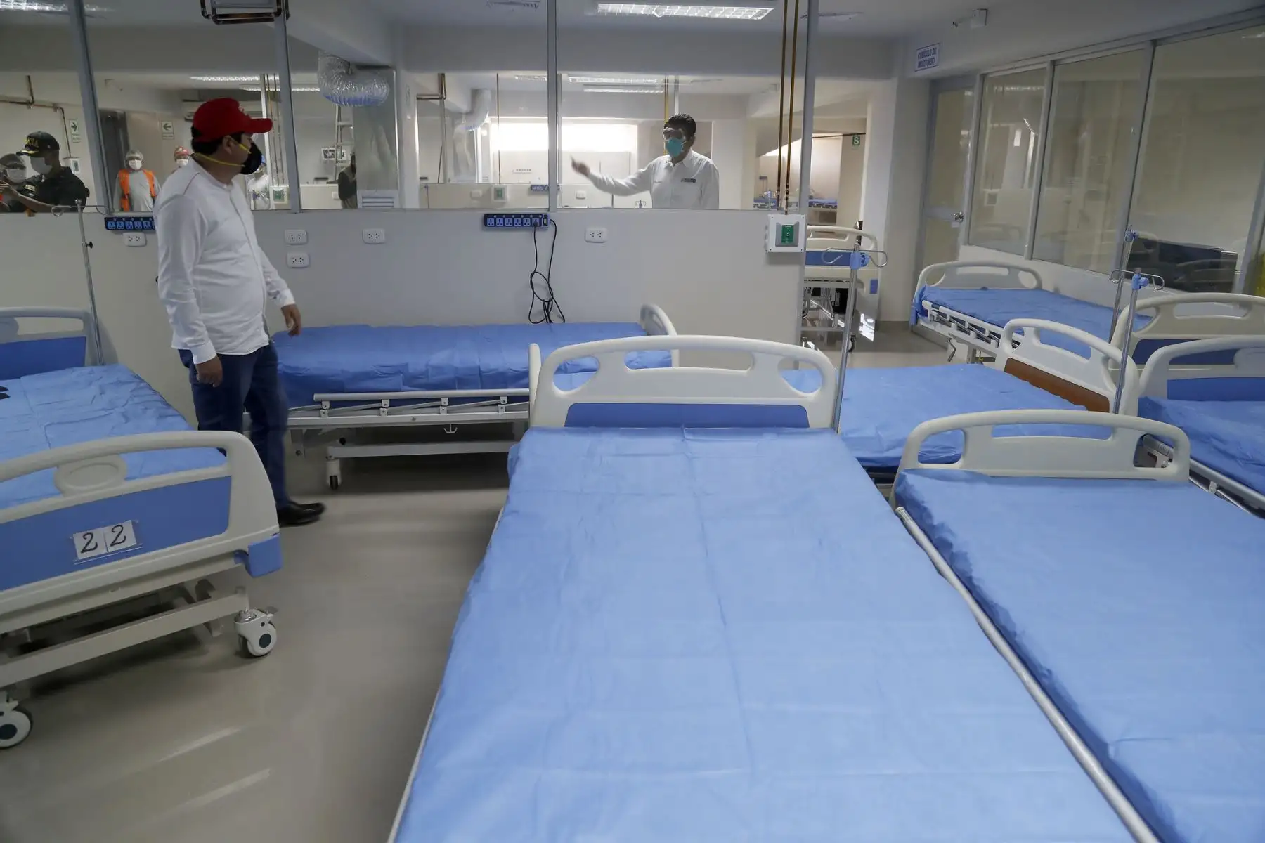 El Ministro de Vivienda Construcción y Saneamiento, Rodolfo Yañez, visita la región de Piura para supervisar el traslado de equipo médico y el avance de las obras en el hospital de campaña de la ciudad de Sullana. Foto: ANDINA/Ministerio de Vivienda