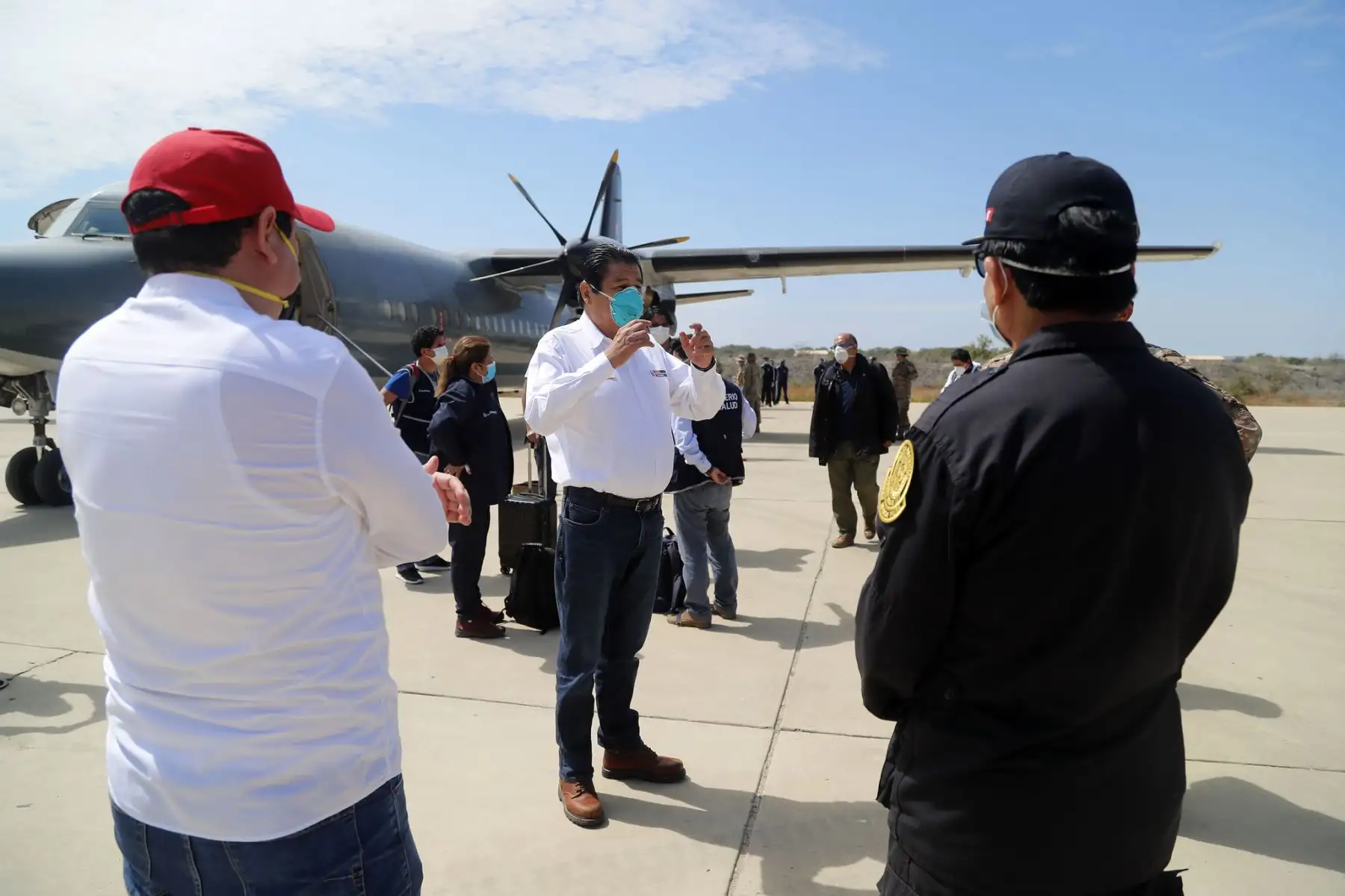 El Ministro de Vivienda Construcción y Saneamiento, Rodolfo Yañez, visita la región de Piura para supervisar el traslado de equipo médico y el avance de las obras en el hospital de campaña de la ciudad de Sullana. Foto: ANDINA/Ministerio de Vivienda