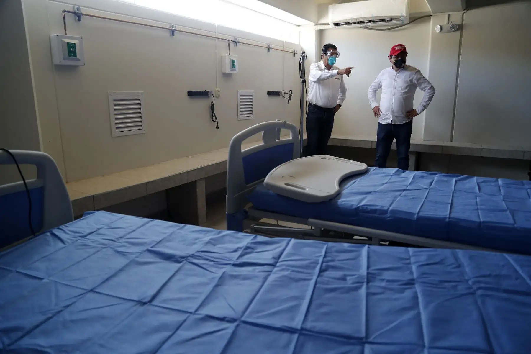 El Ministro de Vivienda Construcción y Saneamiento, Rodolfo Yañez, visita la región de Piura para supervisar el traslado de equipo médico y el avance de las obras en el hospital de campaña de la ciudad de Sullana. Foto: ANDINA/Ministerio de Vivienda
