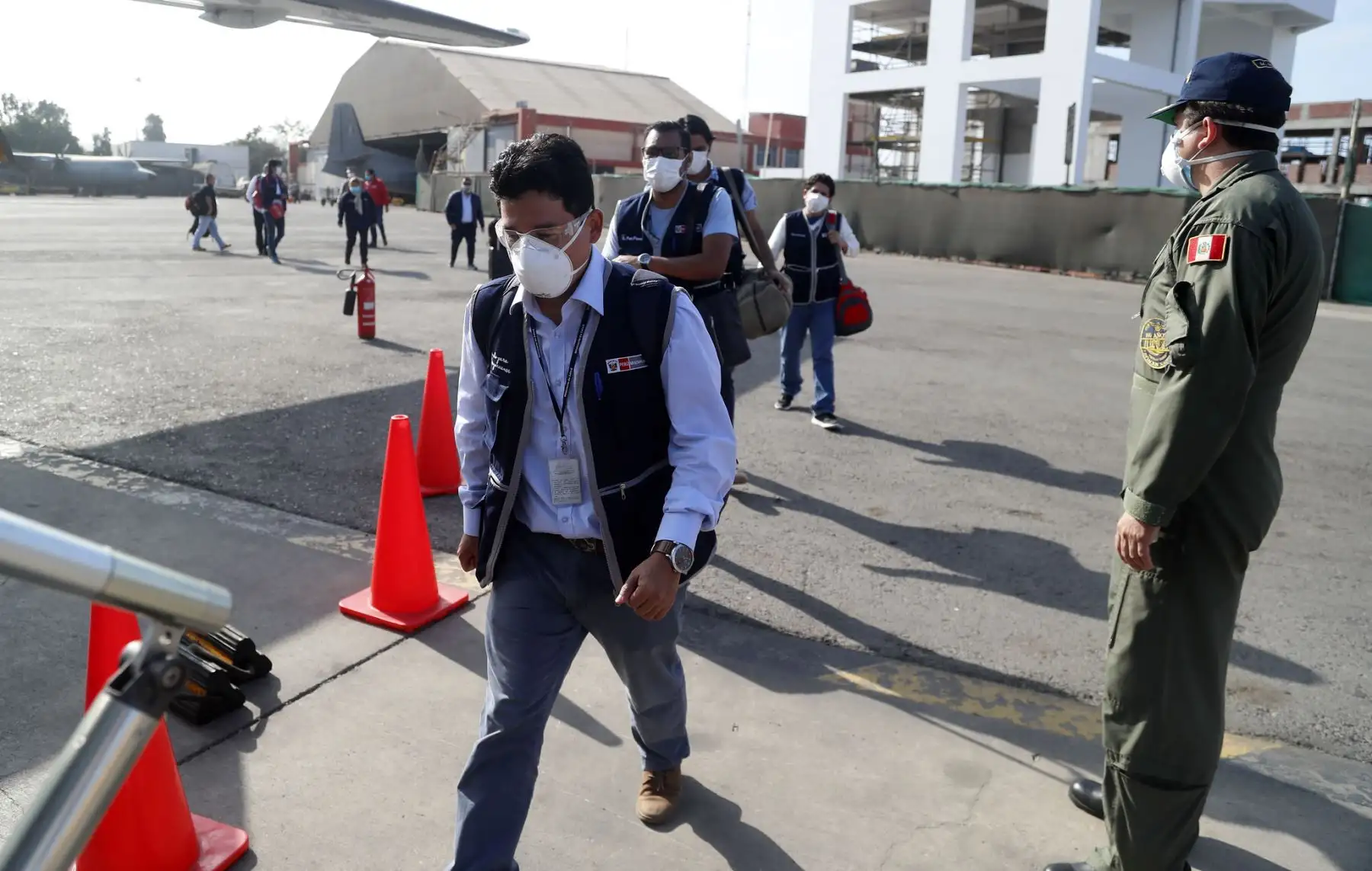 El Ministro de Vivienda Construcción y Saneamiento, Rodolfo Yañez, visita la región de Piura para supervisar el traslado de equipo médico y el avance de las obras en el hospital de campaña de la ciudad de Sullana. Foto: ANDINA/Ministerio de Vivienda