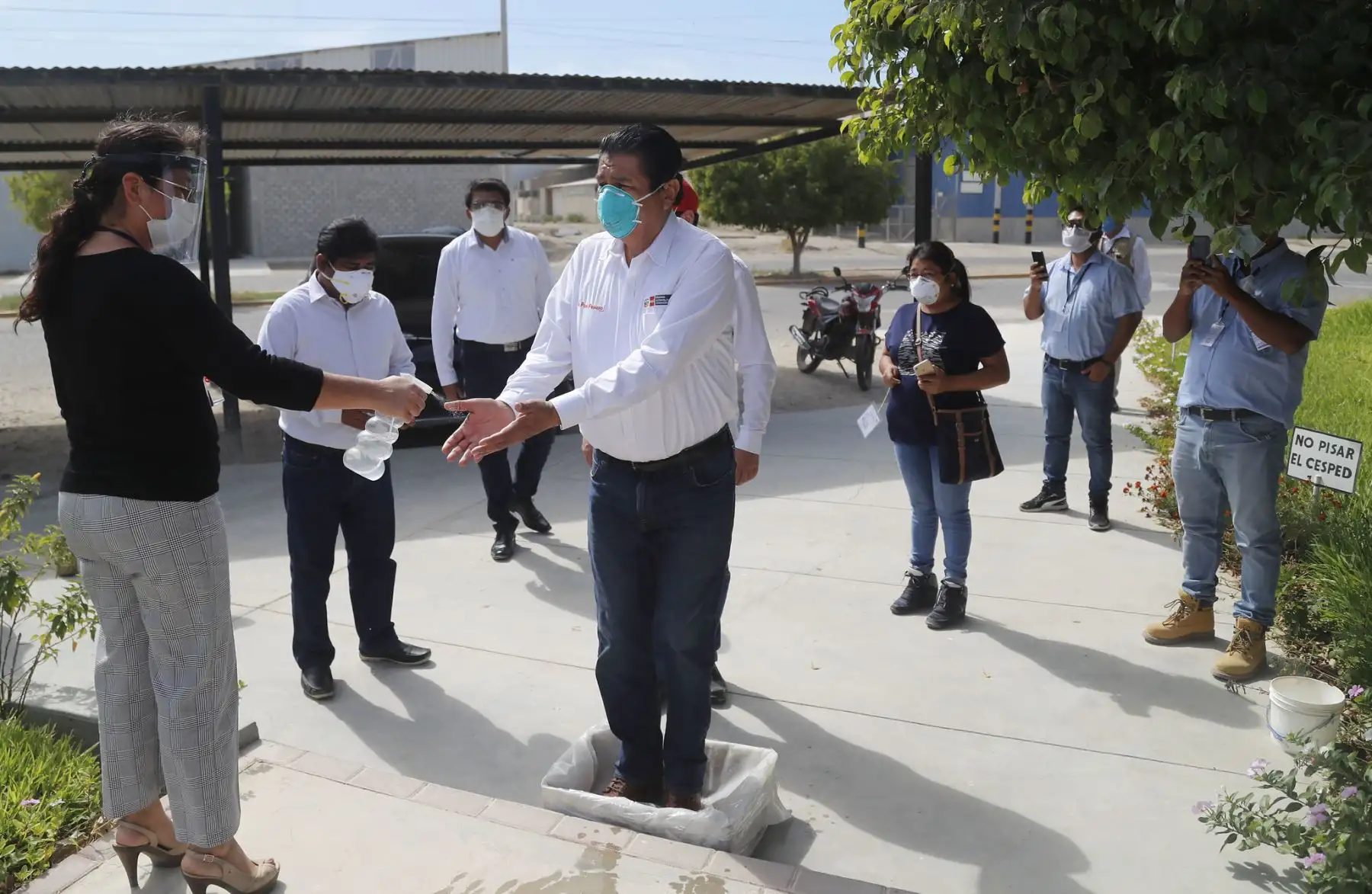 El Ministro de Vivienda Construcción y Saneamiento, Rodolfo Yañez, visita la región de Piura para supervisar el traslado de equipo médico y el avance de las obras en el hospital de campaña de la ciudad de Sullana. Foto: ANDINA/Ministerio de Vivienda