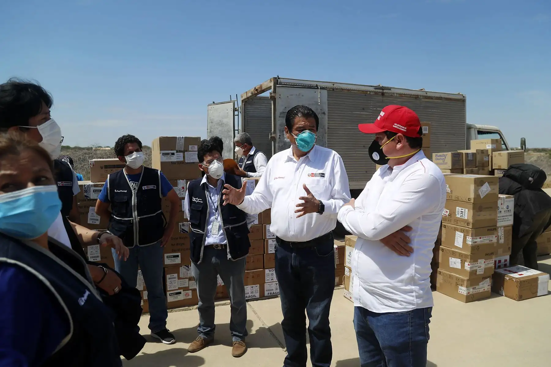 El Ministro de Vivienda Construcción y Saneamiento, Rodolfo Yañez, visita la región de Piura para supervisar el traslado de equipo médico y el avance de las obras en el hospital de campaña de la ciudad de Sullana. Foto: ANDINA/Ministerio de Vivienda