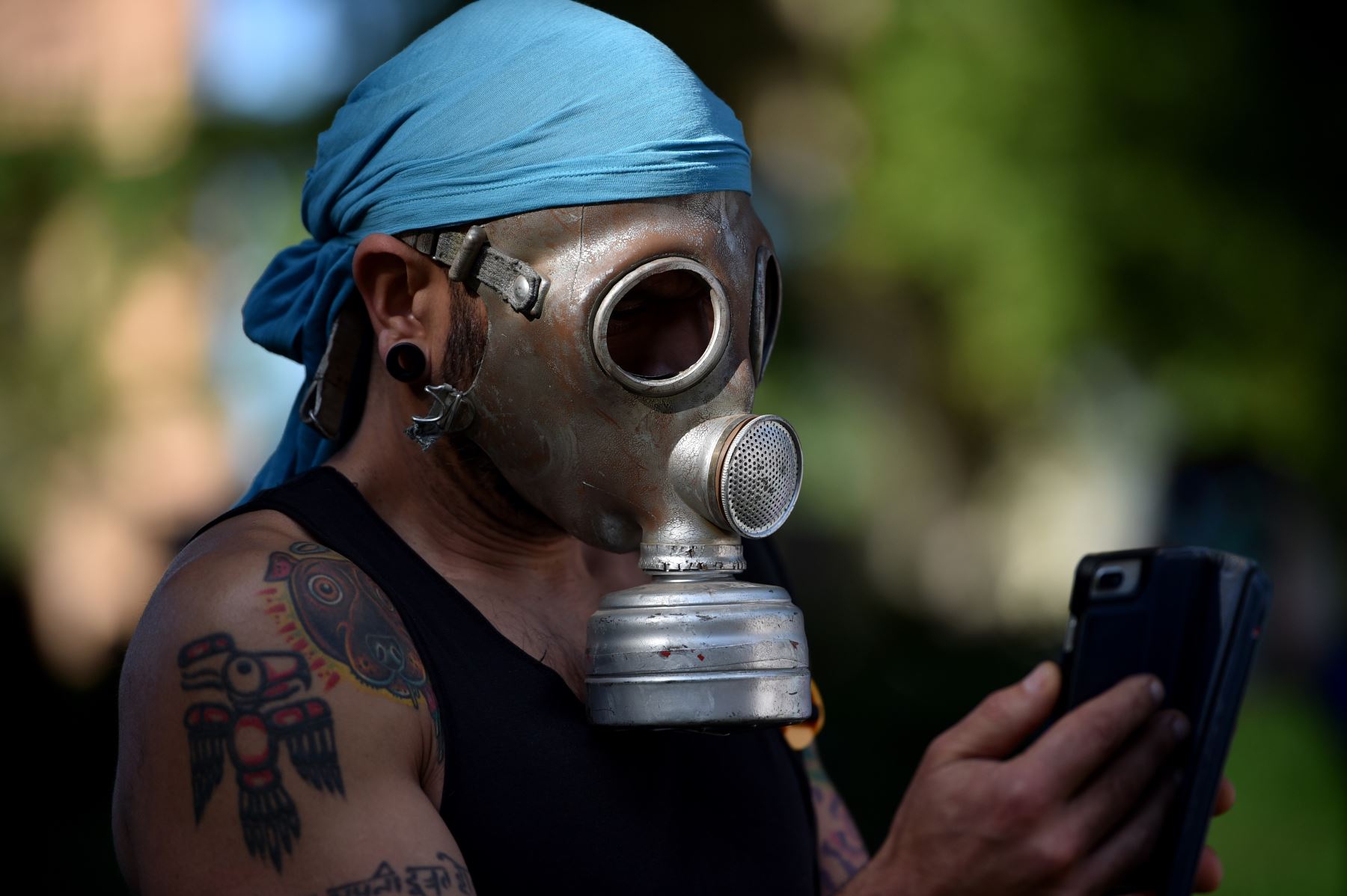 Un manifestante antibloqueo usa una máscara antigás en un mitin en Sydney el 30 de mayo de 2020. Foto: AFP