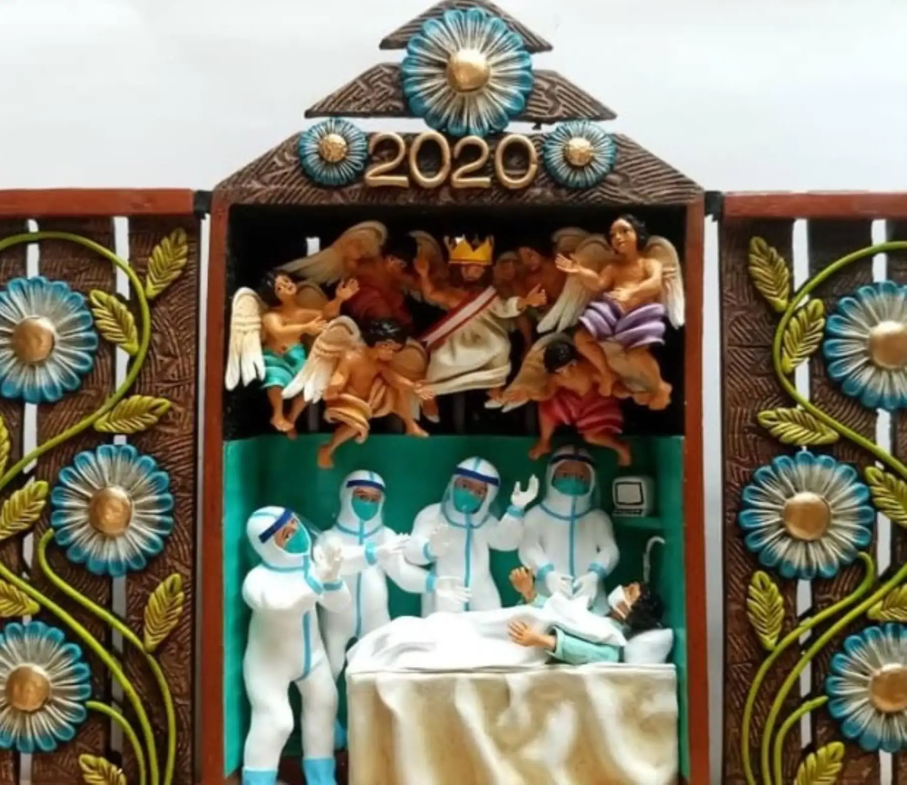 Un conmovedor homenaje al personal de salud que lucha sin tregua contra el nuevo coronavirus en nuestro país, es lo que han hecho los reconocidos artistas y hermanos Luis y Reynaldo Quispe Flores, al incluir a los máximos héroes de la cruzada contra la pandemia como nuevos protagonistas del Retablo Ayacuchano, Patrimonio Cultural del Perú. Foto: Facebook/El Rey Retablos