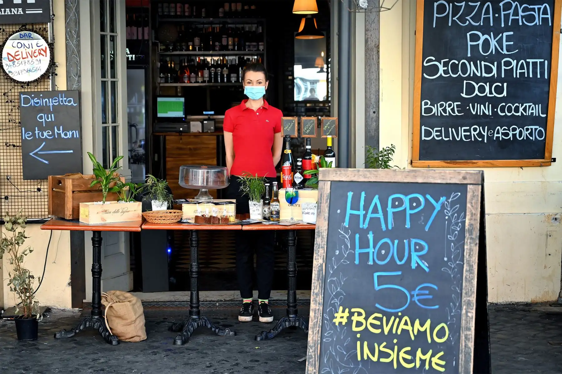 Un empleado de un restaurante que realiza entregas de alimentos y bebidas posa en el centro de Roma. Foto: AFP