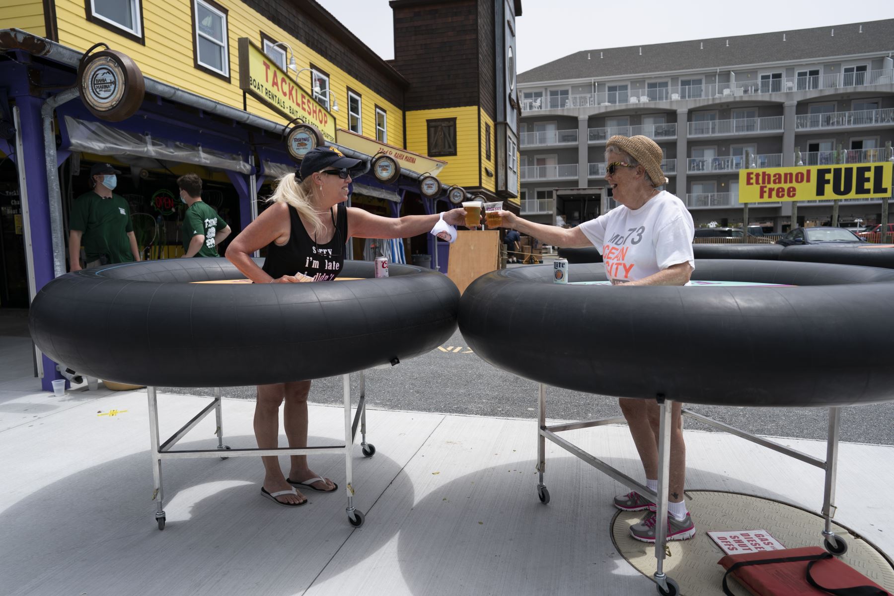 Los huéspedes del restaurante prueban dispositivos de distanciamiento social hechos de tubos de goma en Maryland, USA. Foto: AFP