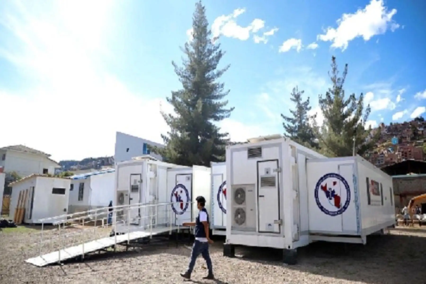 A la fecha se han desplegado cinco hospitales móviles a las regiones de Piura, La Libertad, Cusco, Arequipa y Junín, así como tres a los establecimientos de salud de la capital como Cayetano Heredia, Sergio Bernales y de Emergencias Villa el Salvador.