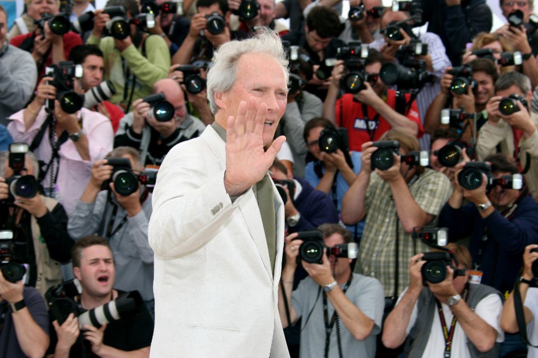 El actor y director estadounidense Clint Eastwood saluda mientras posa durante una sesión de fotos para su película 