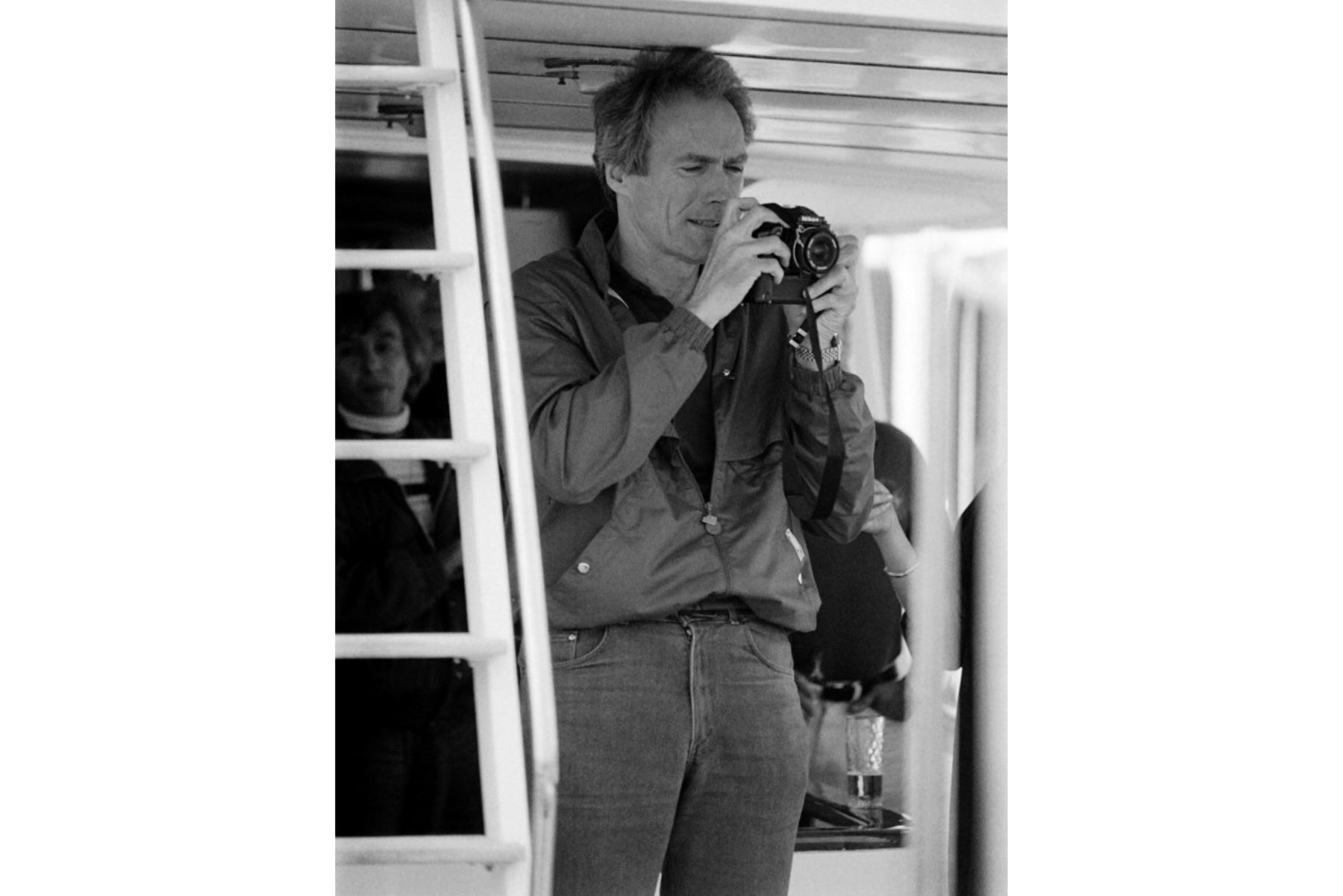 El actor y director estadounidense Clint Eastwood toma fotos el 10 de mayo de 1985 a bordo de su yate privado anclado en Cannes durante el 38 ° Festival Internacional de Cine, donde su película "Pale Rider" se presenta oficialmente en competencia. Foto: AFP