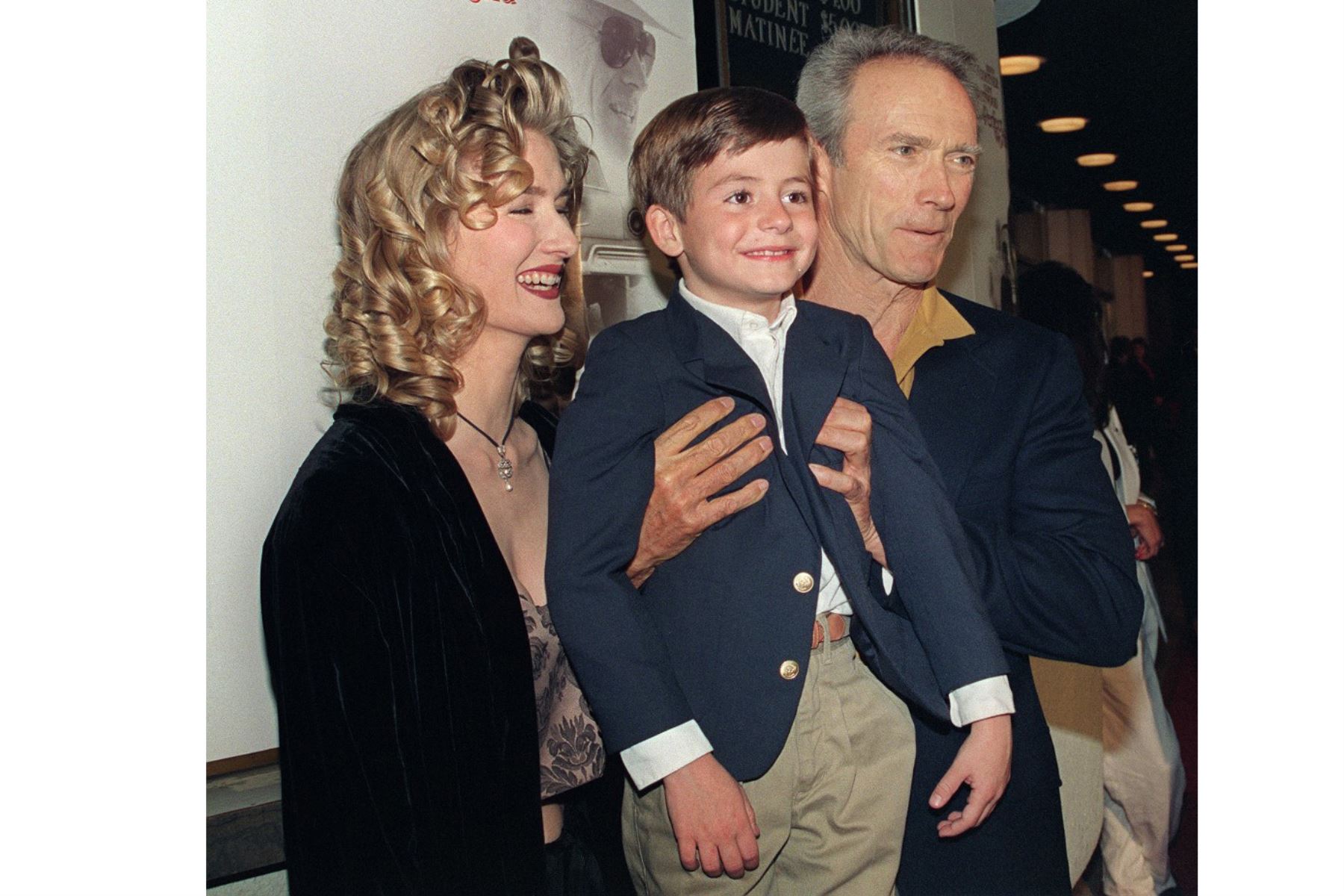 El actor y director de cine estadounidense Clint Eastwood (R) posa con TJ Lowther, de ocho años, y la actriz Laura Dern cuando llegan, el 15 de noviembre de 1993, a Westwood, para el estreno de su película "Un mundo perfecto". Foto: AFP