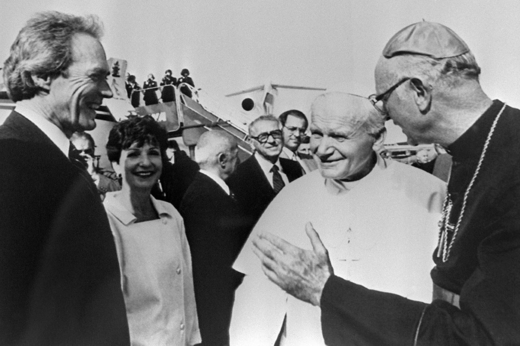 El Papa Juan Pablo II es recibido a su llegada, el 17 de septiembre de 1987, en Monterey por el actor estadounidense y alcalde de Carmel, Clint Eastwood. Foto: AFP