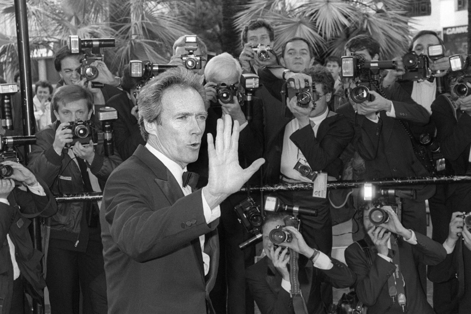 El director de cine estadounidense Clint Eastwood llega para la proyección de su película "Pale Rider", el 14 de mayo de 1985, durante el Festival Internacional de Cine de Cannes. Foto: AFP
