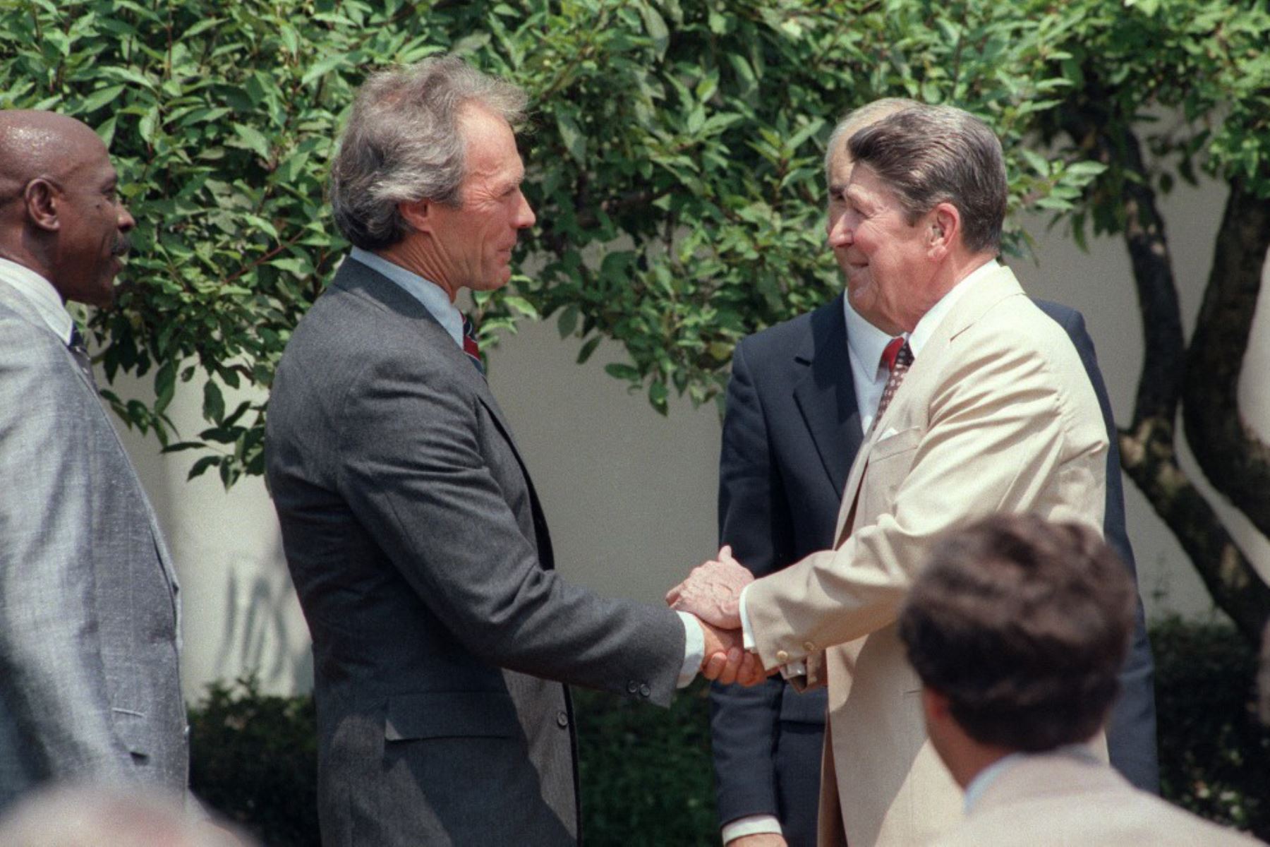 El actor estadounidense y alcalde de Carmel, California, Clint Eastwood, es recibido en el Jardín de las Rosas de la Casa Blanca por el presidente estadounidense Ronald Reagan durante una ceremonia, el 21 de julio de 1987, en Washington. Foto: AFP
