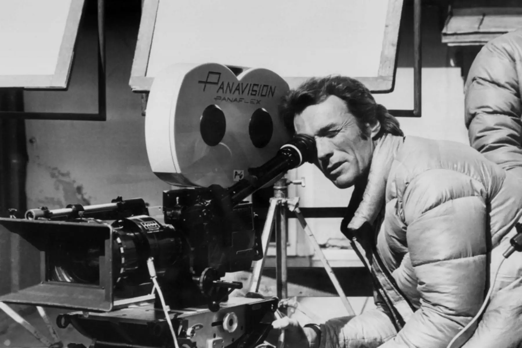 El actor estadounidense Clint Eastwood hace gestos el 11 de septiembre de 1974 en Alemania mientras filma su película "The Eiger Sanction". Foto: AFP