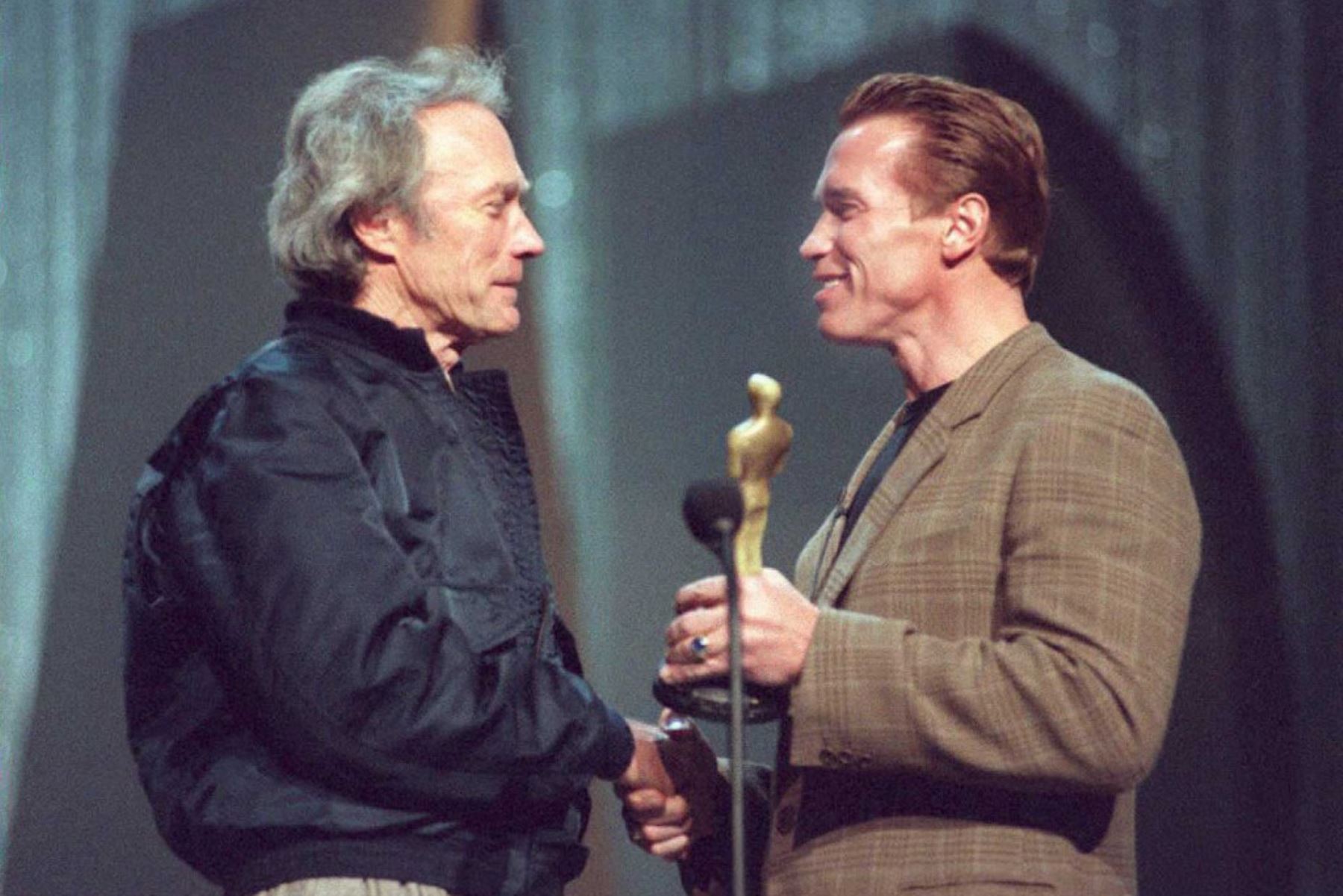 Los actores Arnold Schwarznegger y Clint Eastwood hacen una presentación en el escenario del Auditorio Shrine el 24 de marzo de 1995 en preparación para la 67 Entrega Anual de los Premios de la Academia. Foto: AFP
