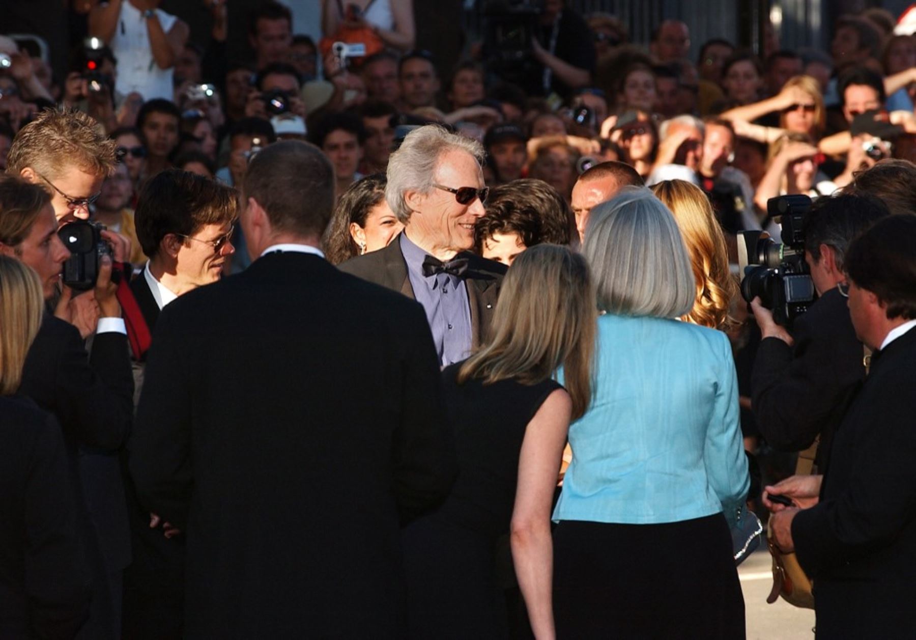 El actor y director estadounidense Clint Eastwood llega al palacio de festivales para asistir a la proyección de su película "Mystic River" durante el 56 ° Festival de Cine de Cannes, el 23 de mayo de 2003. Foto: AFP