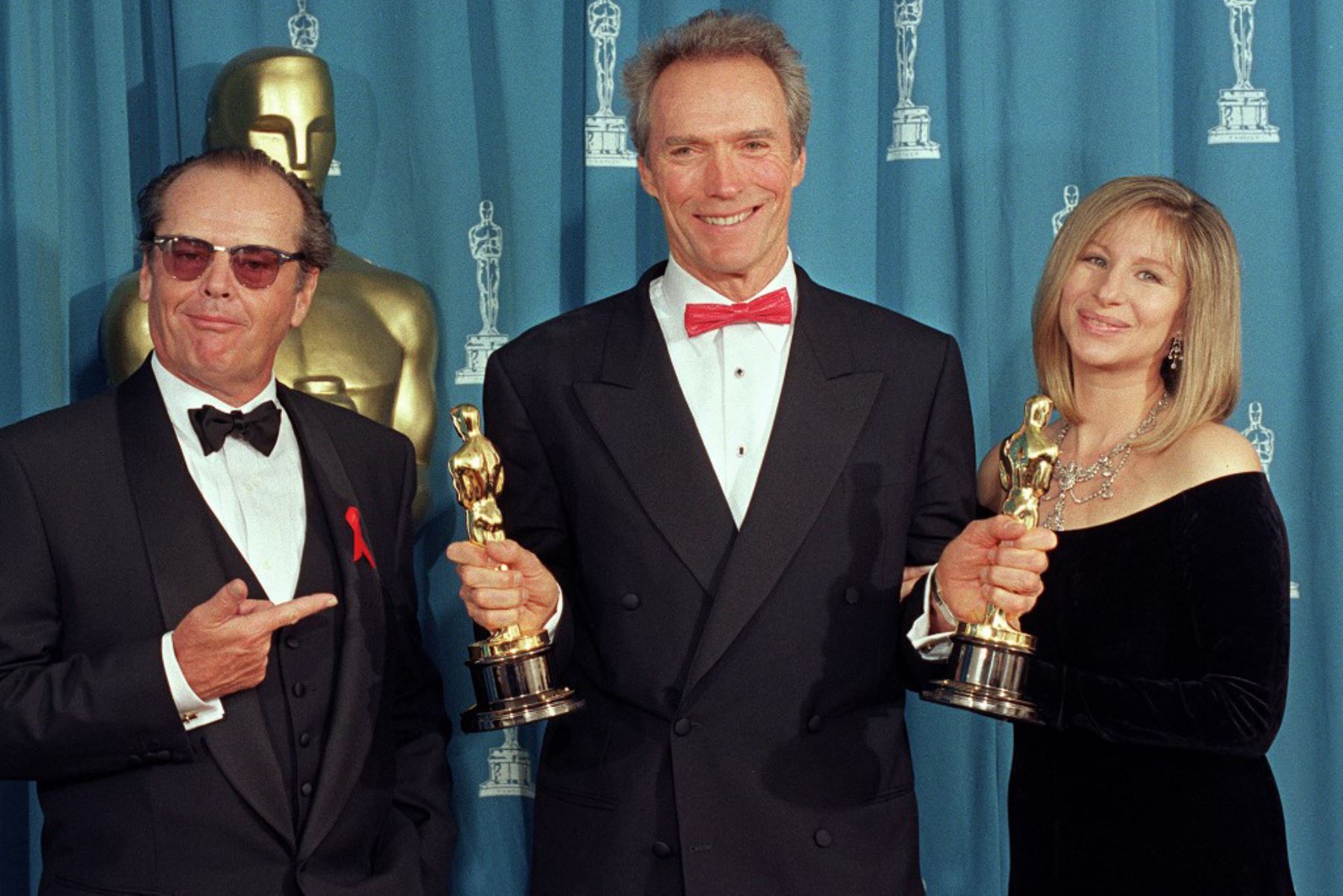 29 de marzo de 1993. El actor y director estadounidense Clint Eastwood muestra sus dos Oscar en la 65 Entrega Anual de los Premios de la Academia, que ganó como Mejor Director y Mejor Película por "Unforgiven”. Posa con los presentadores, el actor Jack Nicholson y la actriz Barbra Streisand. Foto: AFP