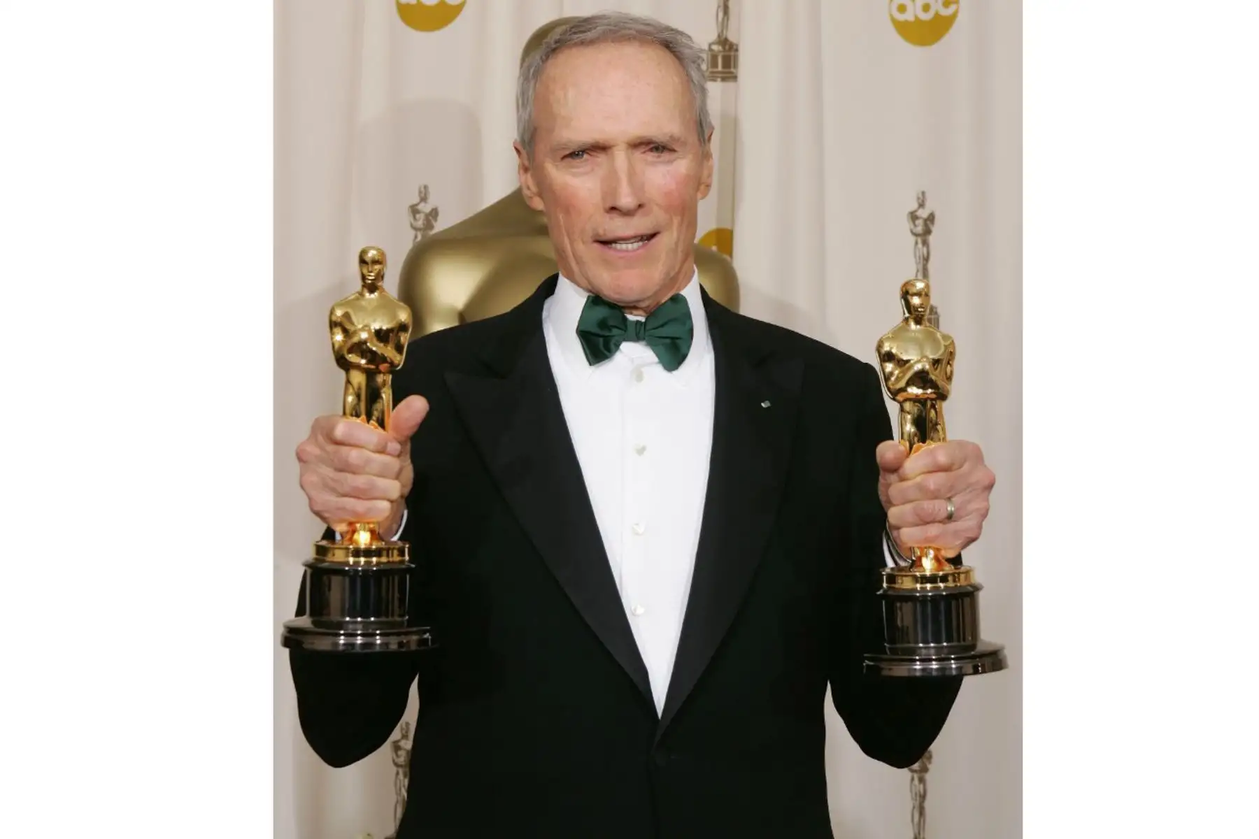 Clint Eastwood posa como ganador del Óscar al mejor director por su película "Million Dollar Baby", en el Teatro Kodak en Hollywood, California, el 27 de febrero de 2005 en la 77 ceremonia de los Premios de la Academia. Foto: AFP