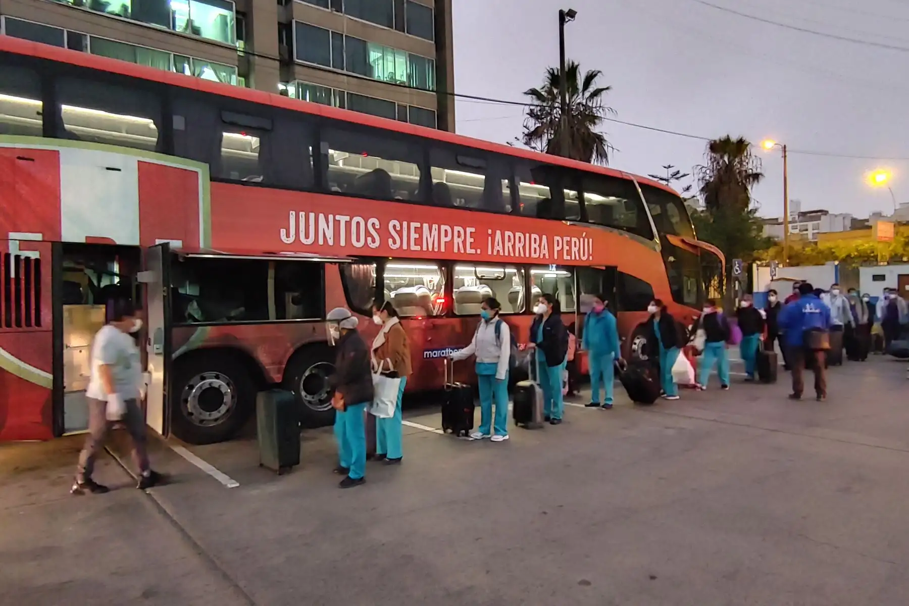 Hoy partieron nuevamente 37 profesionales de la salud a Iquitos. Ellos conforman la primera brigada que abrió el “hospital blanco” con lo cual su regreso completa un ciclo de gestión y una dinámica que busca la estabilidad en la atención al paciente. Foto: ANDINA/ EsSalud