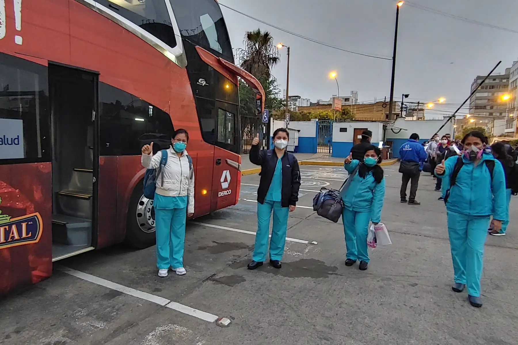 Hoy partieron nuevamente 37 profesionales de la salud a Iquitos. Ellos conforman la primera brigada que abrió el “hospital blanco” con lo cual su regreso completa un ciclo de gestión y una dinámica que busca la estabilidad en la atención al paciente. Foto: ANDINA/ EsSalud
