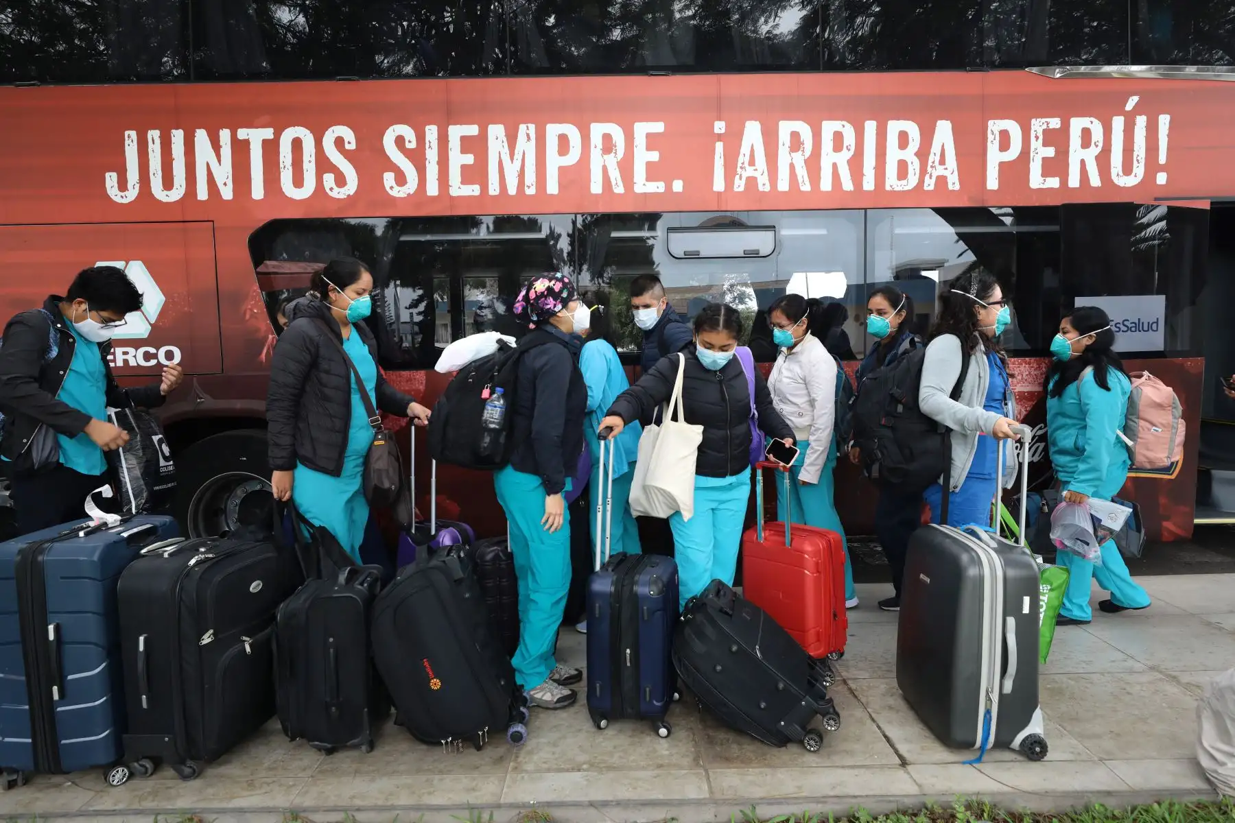 Hoy partieron nuevamente 37 profesionales de la salud a Iquitos. Ellos conforman la primera brigada que abrió el “hospital blanco” con lo cual su regreso completa un ciclo de gestión y una dinámica que busca la estabilidad en la atención al paciente. Foto: ANDINA/ EsSalud