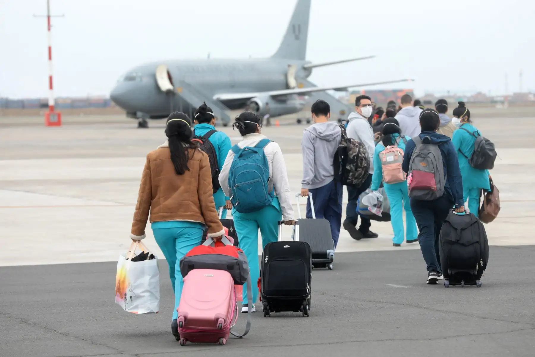 Hoy partieron nuevamente 37 profesionales de la salud a Iquitos. Ellos conforman la primera brigada que abrió el “hospital blanco” con lo cual su regreso completa un ciclo de gestión y una dinámica que busca la estabilidad en la atención al paciente. Foto: ANDINA/ EsSalud