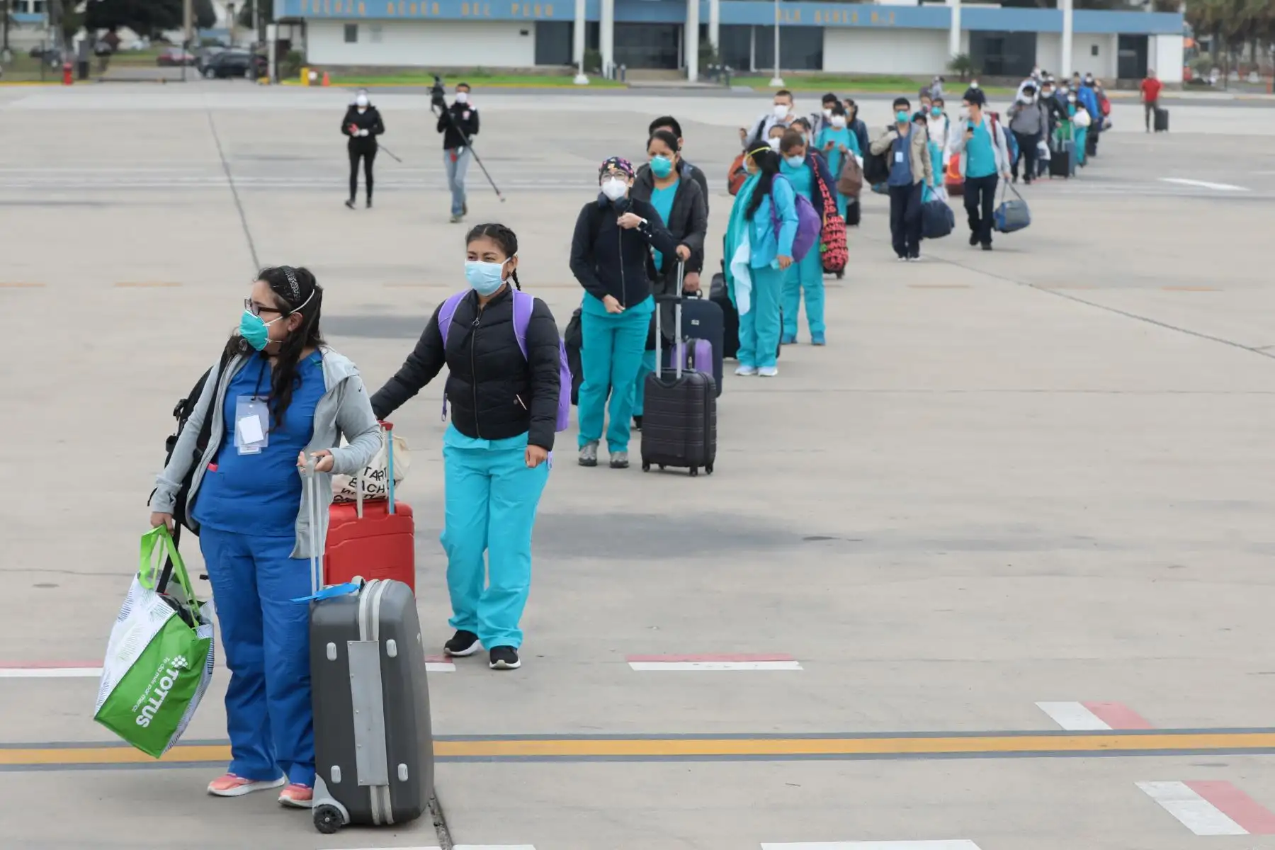 Hoy partieron nuevamente 37 profesionales de la salud a Iquitos. Ellos conforman la primera brigada que abrió el “hospital blanco” con lo cual su regreso completa un ciclo de gestión y una dinámica que busca la estabilidad en la atención al paciente. Foto: ANDINA/ EsSalud