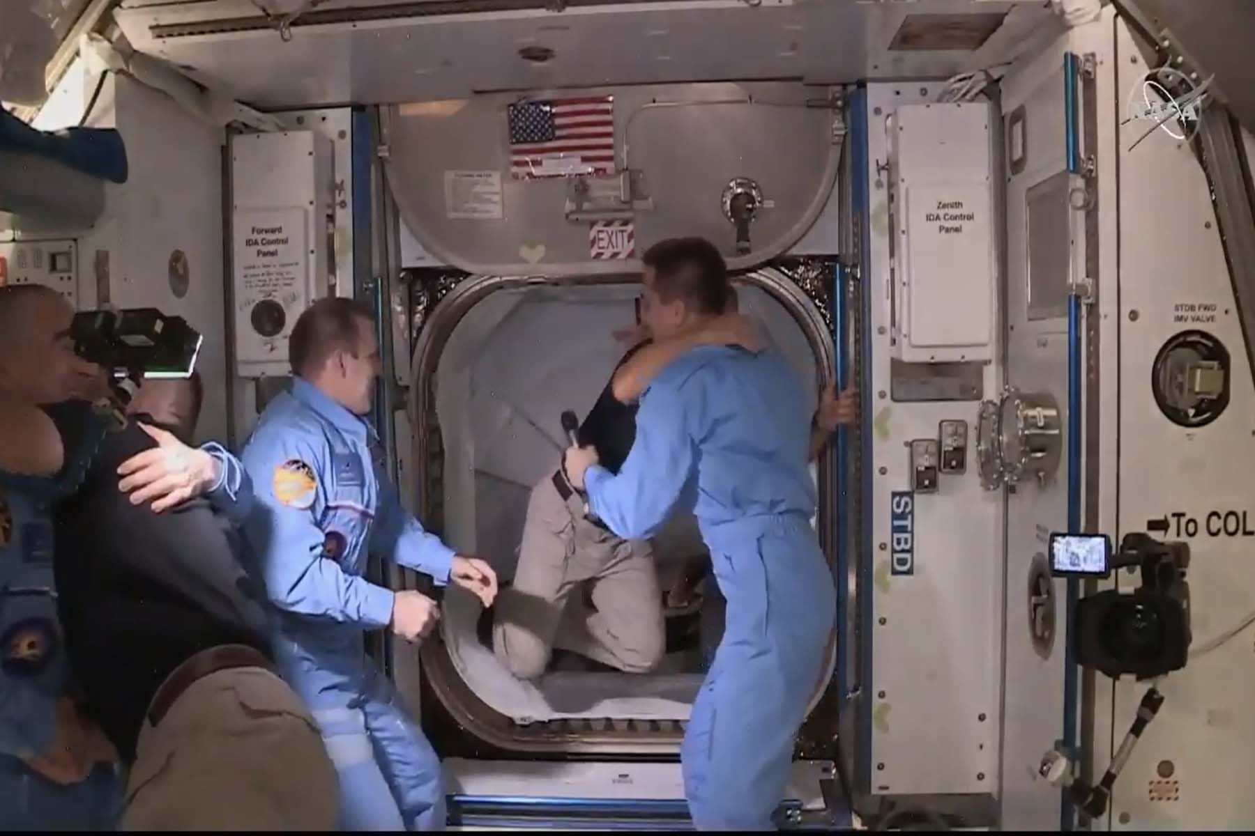 Doug Hurley, de 53 años, y Bob Behnkhen, de 49, que despegaron la víspera en un cohete Falcon 9 desde Florida, son los primeros astronautas en llegar a la estación espacial gracias a un vehículo de una empresa privada. Foto: AFP