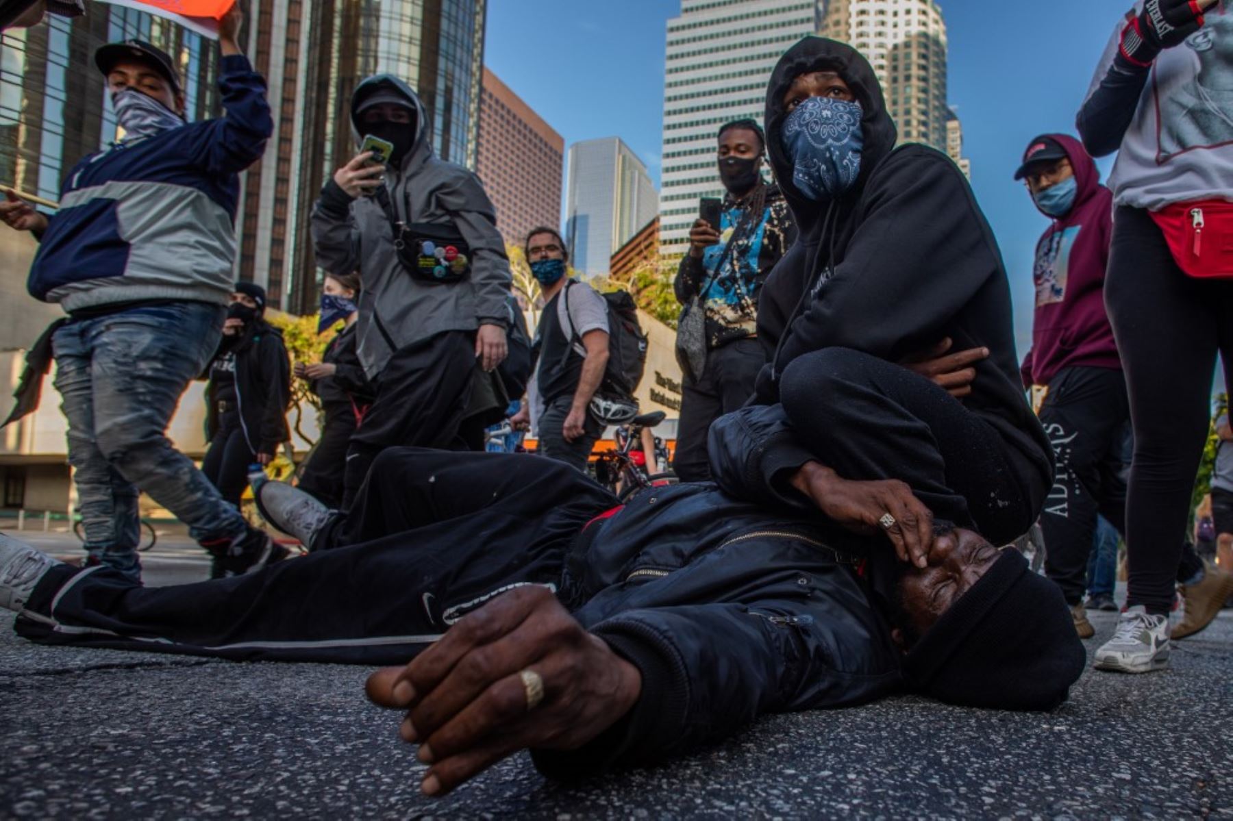 Manifestantes no identificados realizan una simulación de la muerte de George Floyd en Los Ángeles el 30 de mayo de 2020 en protesta por su muerte. Foto: AFP
