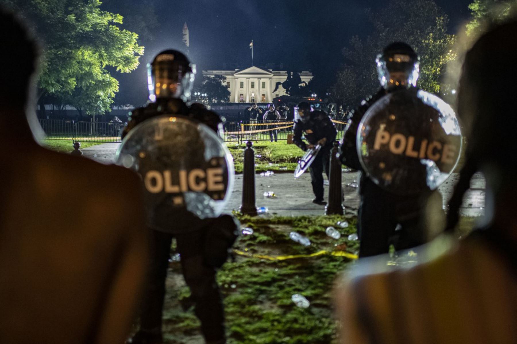 Los manifestantes se enfrentan a la policía del servicio secreto y otro grupo de agentes en un parque fuera de la Casa Blanca el 30 de mayo de 2020 en Washington DC. Foto: AFP