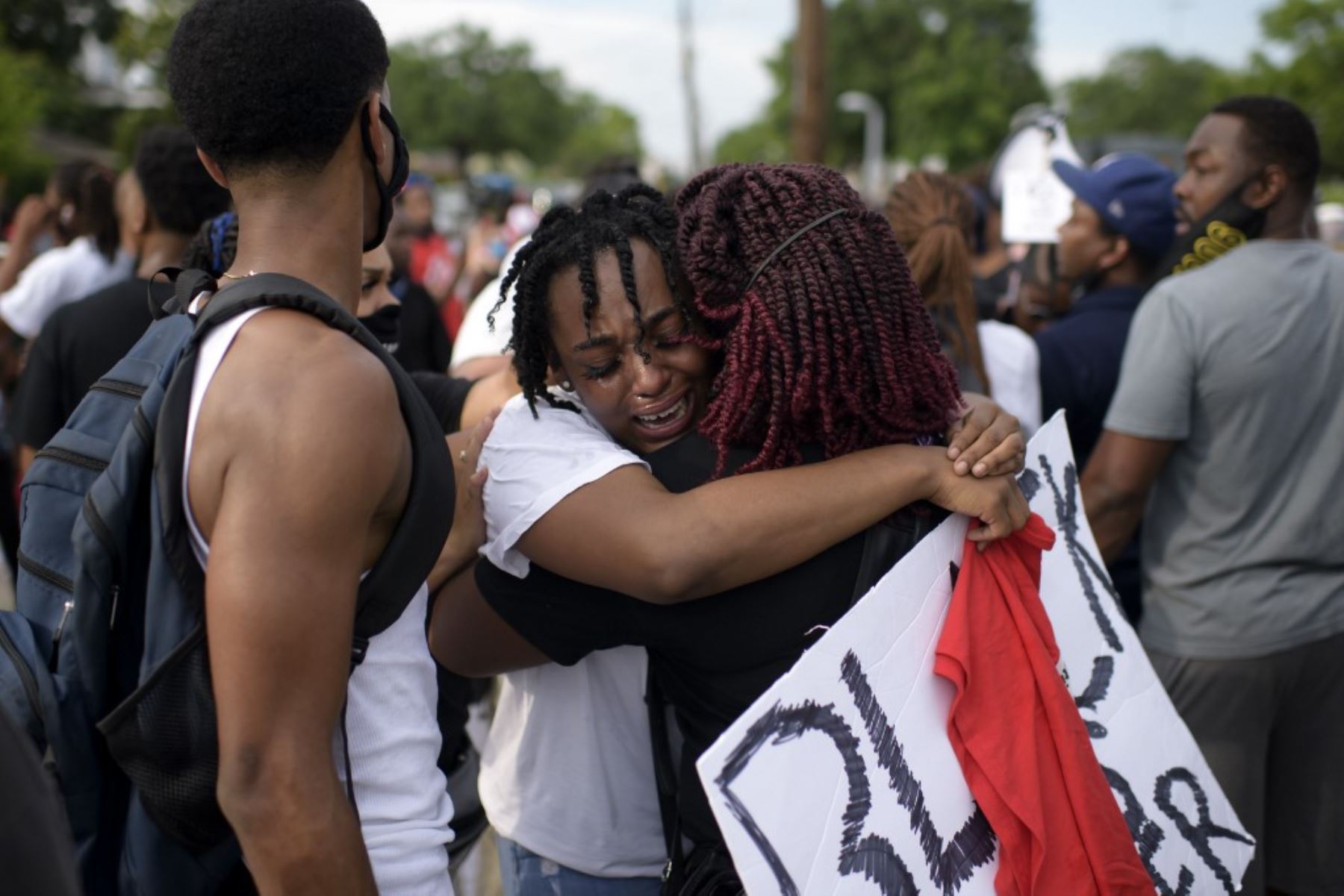 La sobrina de George Floyd, Gabrielle Thompson, llora en los hombros de otra mujer durante un evento de protesta "Justicia para George Floyd" en Houston, Texas, el 30 de mayo de 2020. Foto: AFP