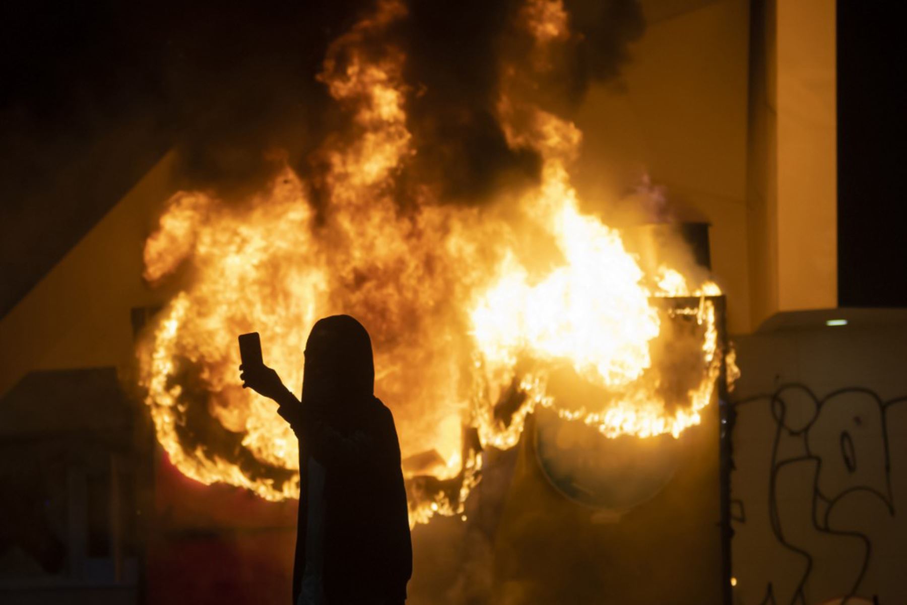 Un edificio en el Parque Olímpico Centenario se quema durante los disturbios y las protestas por George Floyd, en Atlanta, el 29 de mayo de 2020. Foto: AFP