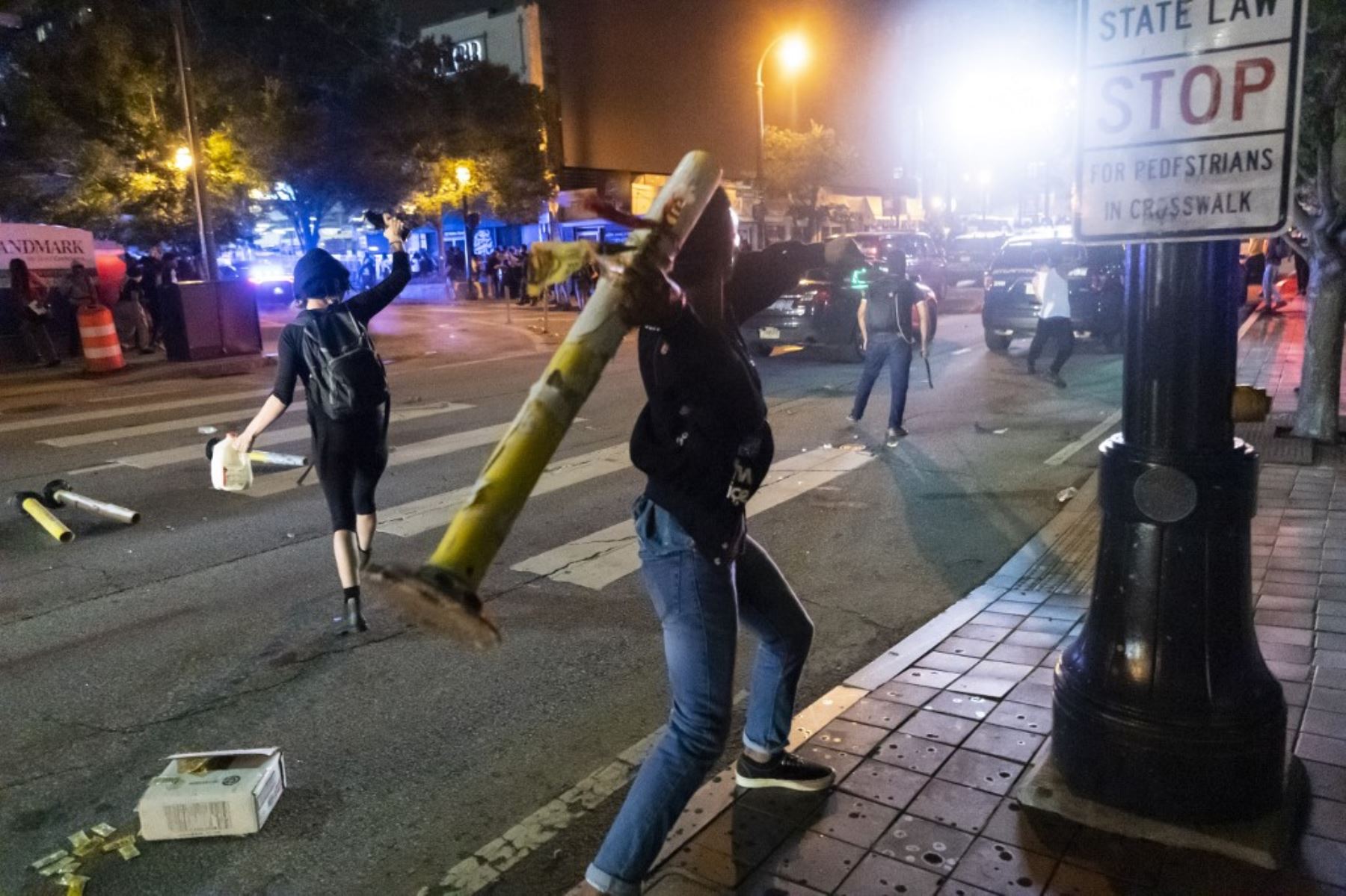 Los manifestantes se enfrentan a la policía durante los disturbios y las protestas en Atlanta, el 29 de mayo de 2020, por la muerte de George Floyd. Foto: AFP