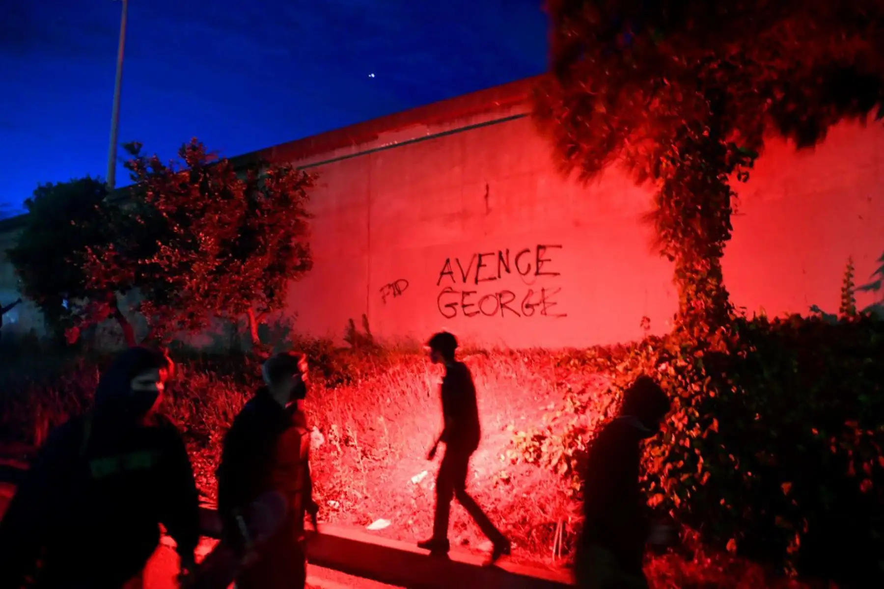 Un hombre enciende una bengala cuando los manifestantes ingresan a la Interestatal 580 para bloquear el tráfico en apoyo de George Floyd, en Oakland, California, el 29 de mayo de 2020. Foto: AFP