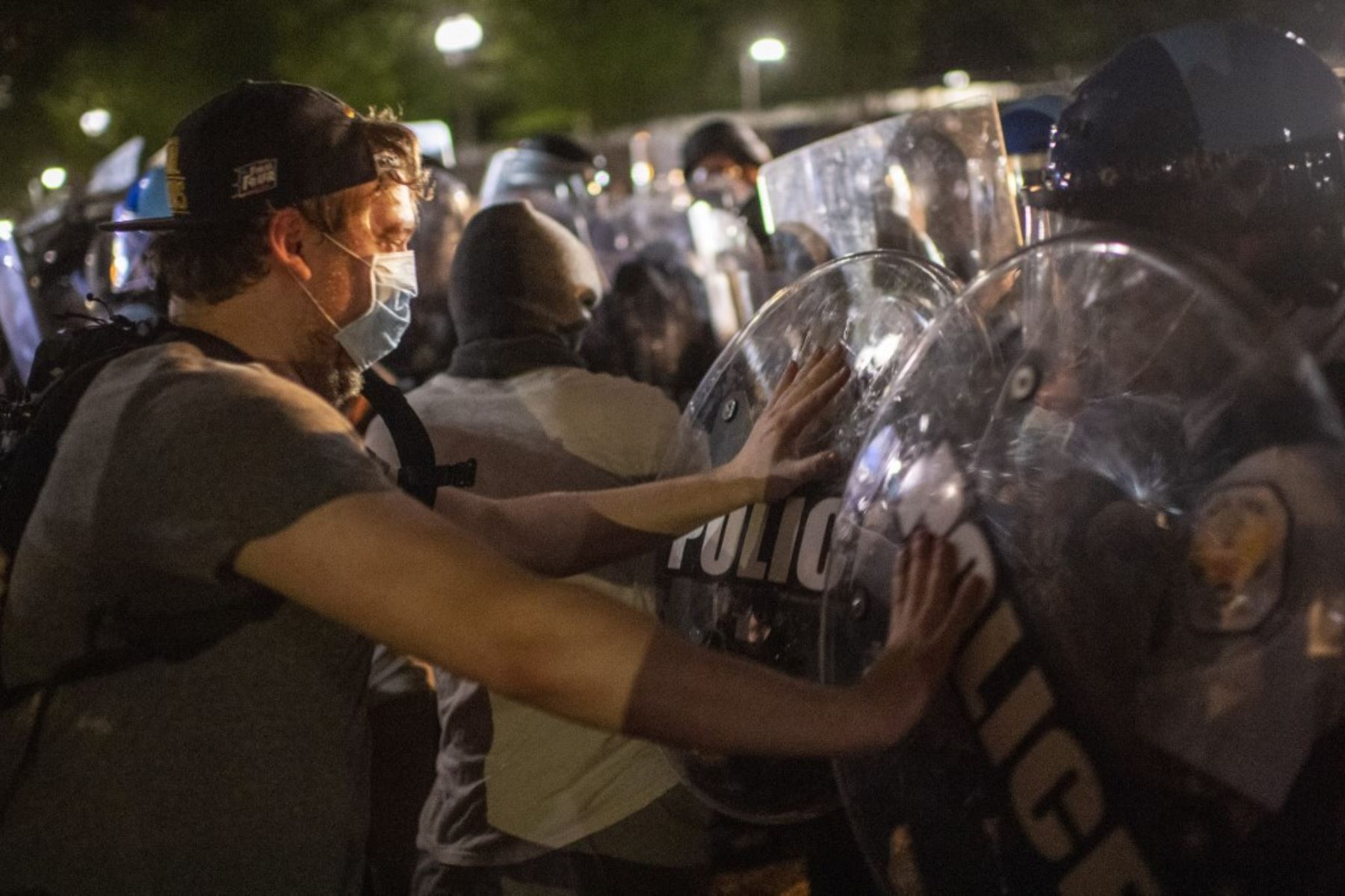 Los manifestantes se enfrentan a la policía frente a la Casa Blanca en Washington, DC, a principios del 30 de mayo de 2020 durante una manifestación sobre la muerte de George Floyd. Foto: AFP