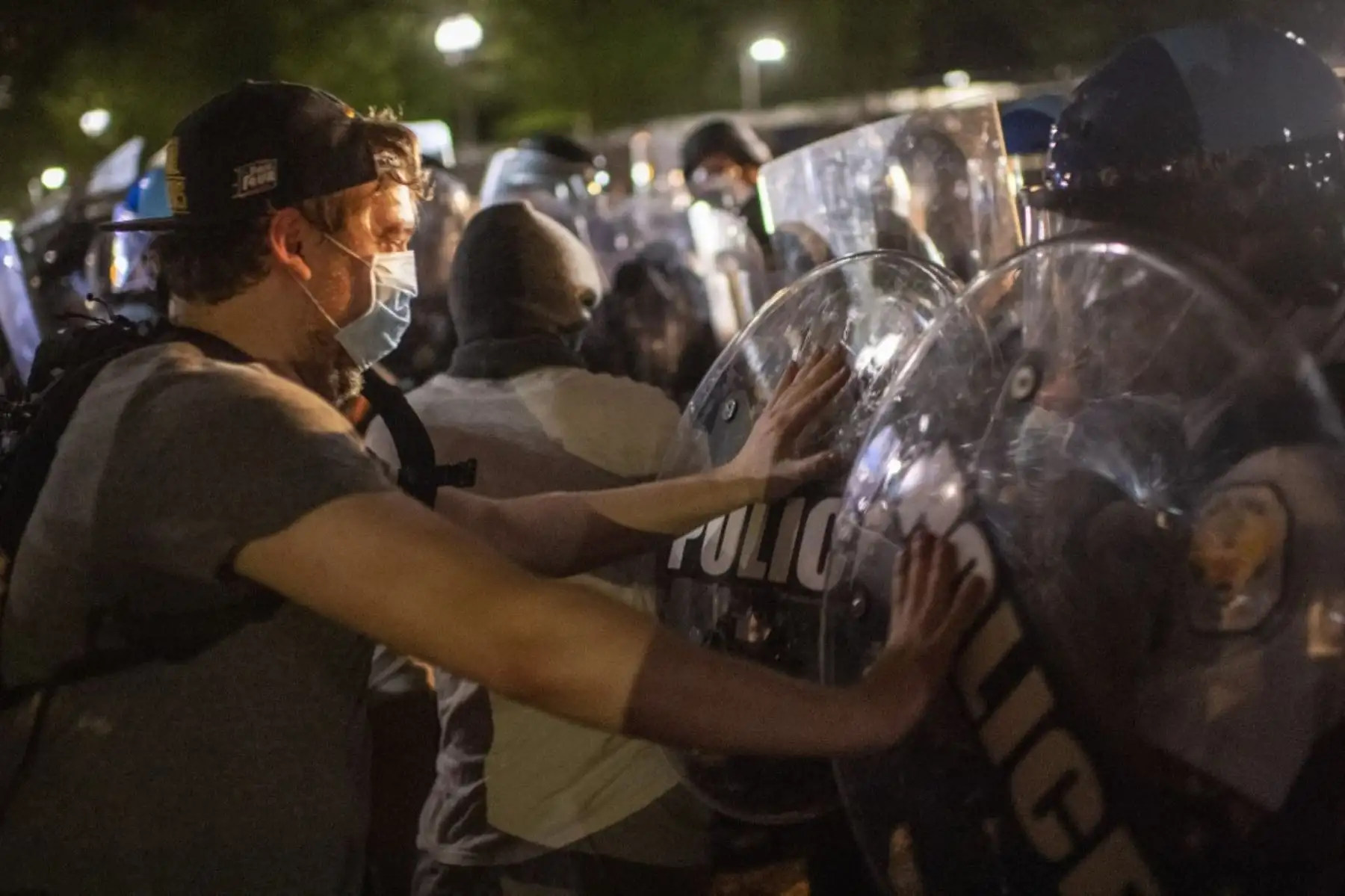 Los manifestantes se enfrentan a la policía frente a la Casa Blanca en Washington, DC, a principios del 30 de mayo de 2020 durante una manifestación sobre la muerte de George Floyd. Foto: AFP