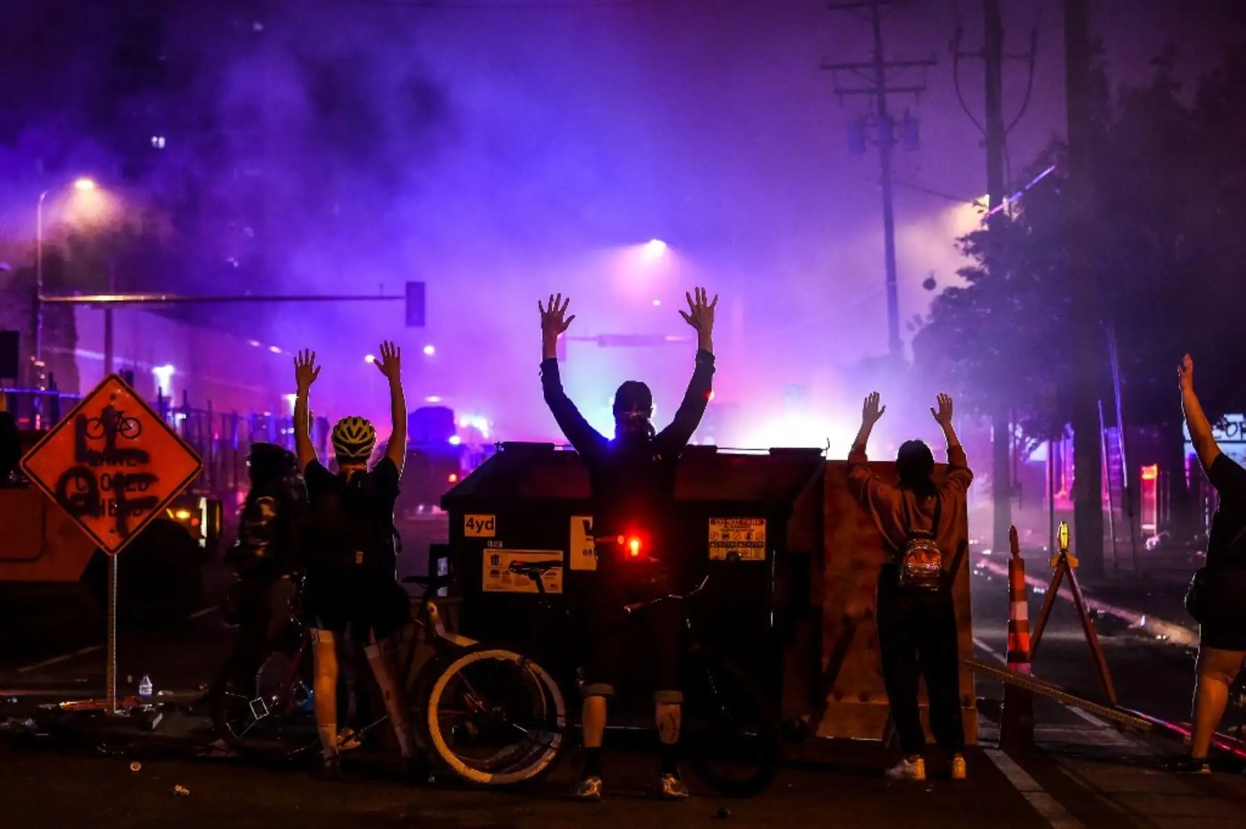 Un grupo de manifestantes levantan las manos durante protesta por la muerte de George Floyd, el 29 de mayo 2020. Foto: AFP
