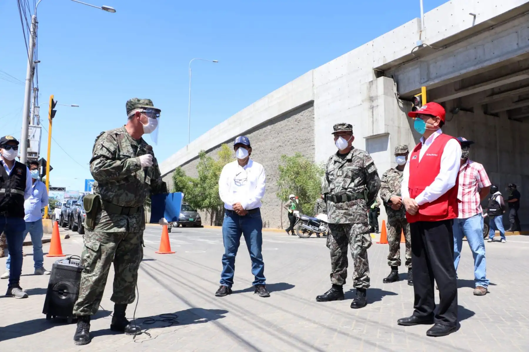 Ministro de Agricultura, Jorge Montengro, supervisó protocolos de biseguridad en mercado modelo de Piura junto al General de la I División del, Walter Córdova y el alcalde de la ciudad, Juan José Díaz. Foto: ANDINA/Minagri