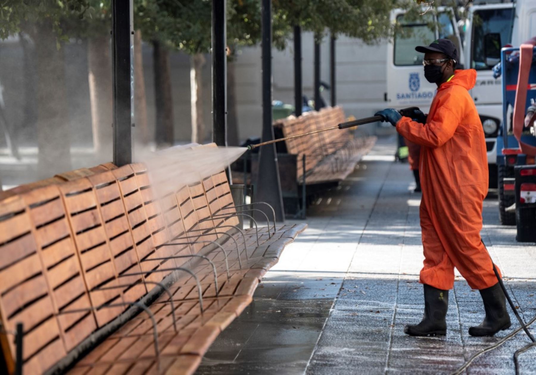 Un trabajador municipal desinfecta un parque, en Santiago. Foto: AFP