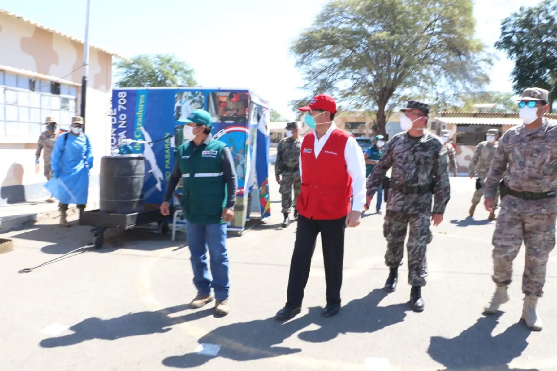 A través del Senasa, supervisó además, el trabajo de desinfección en las instalaciones de la Fuerza Aérea del Perú, en la región Piura. Foto: ANDINA/Minagri