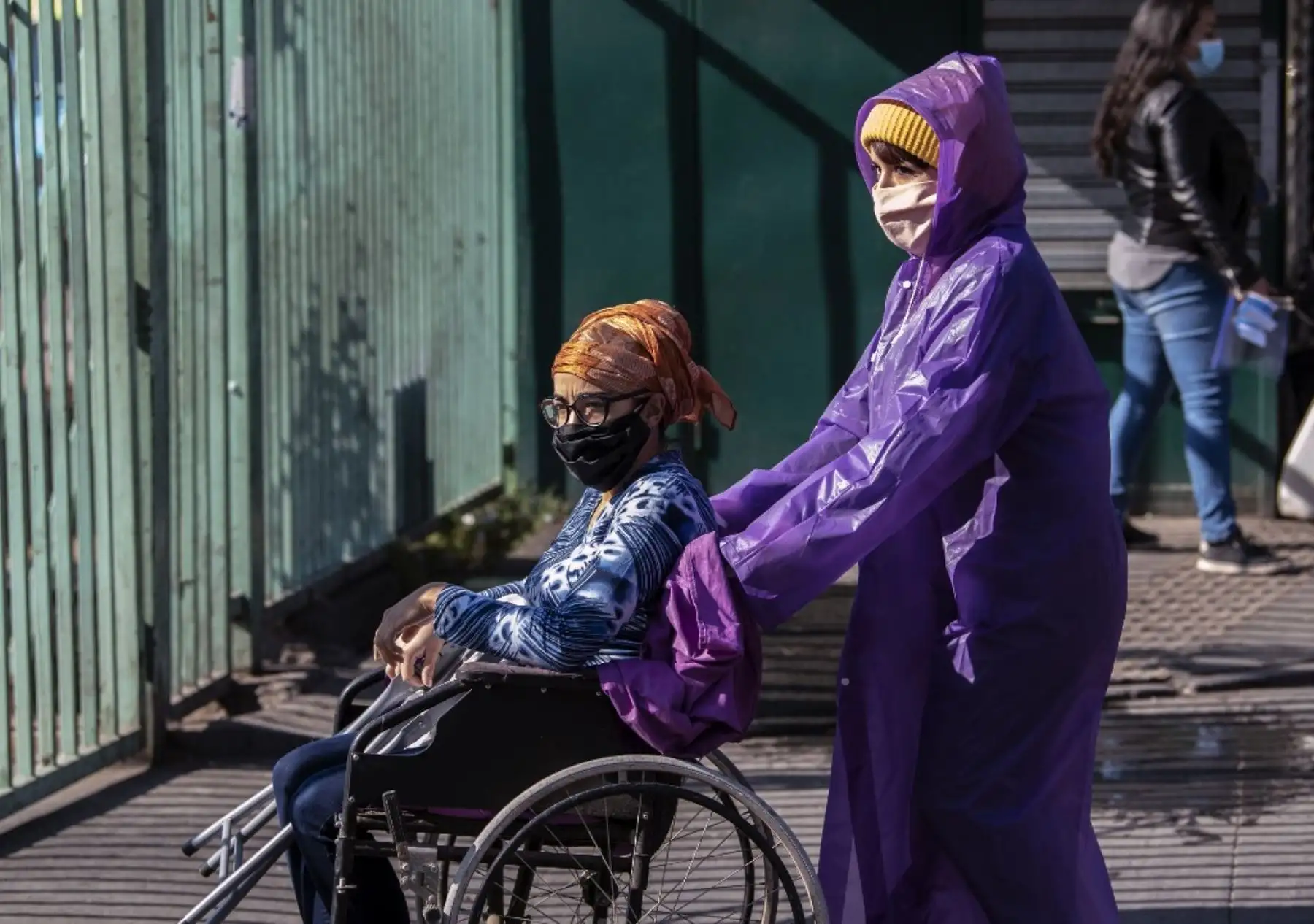 Una mujer espera entrar en la unidad de emergencia de un hospital en Santiago, en medio de la pandemia de COVID-19. Foto: AFP