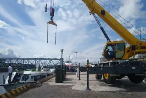 Los balones de oxígeno partieron desde la localidad de Trompeteros, ubicada a 200 kilómetros de Iquitos y donde se encuentra la planta productora. Una vez en el puerto de Iquitos, el insumo médico es llevado por tierra hasta el Hospital Regional de Loreto “Felipe Santiago Arriola Iglesias”. Estas operaciones se realizan de forma interdiaria.