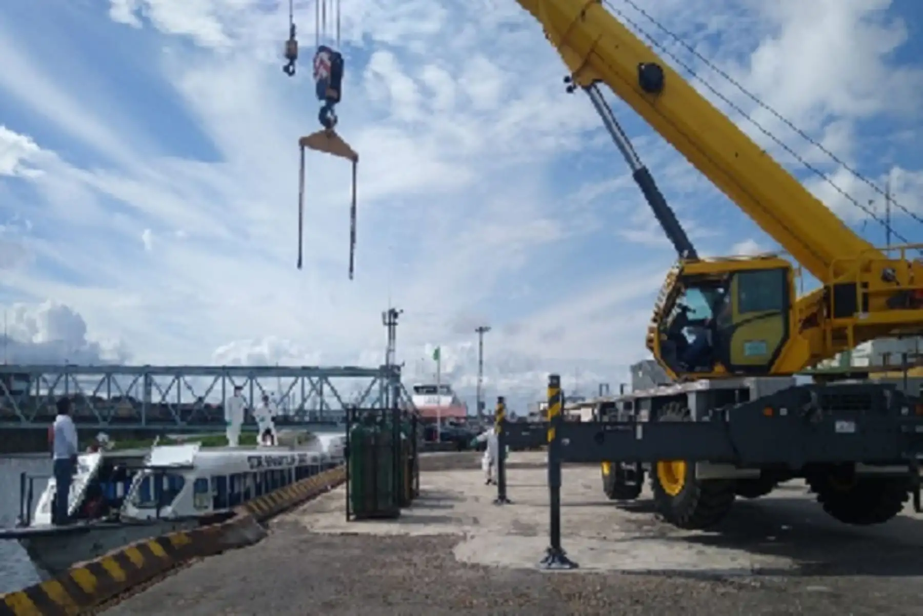 Los balones de oxígeno partieron desde la localidad de Trompeteros, ubicada a 200 kilómetros de Iquitos y donde se encuentra la planta productora. Una vez en el puerto de Iquitos, el insumo médico es llevado por tierra hasta el Hospital Regional de Loreto “Felipe Santiago Arriola Iglesias”. Estas operaciones se realizan de forma interdiaria.
