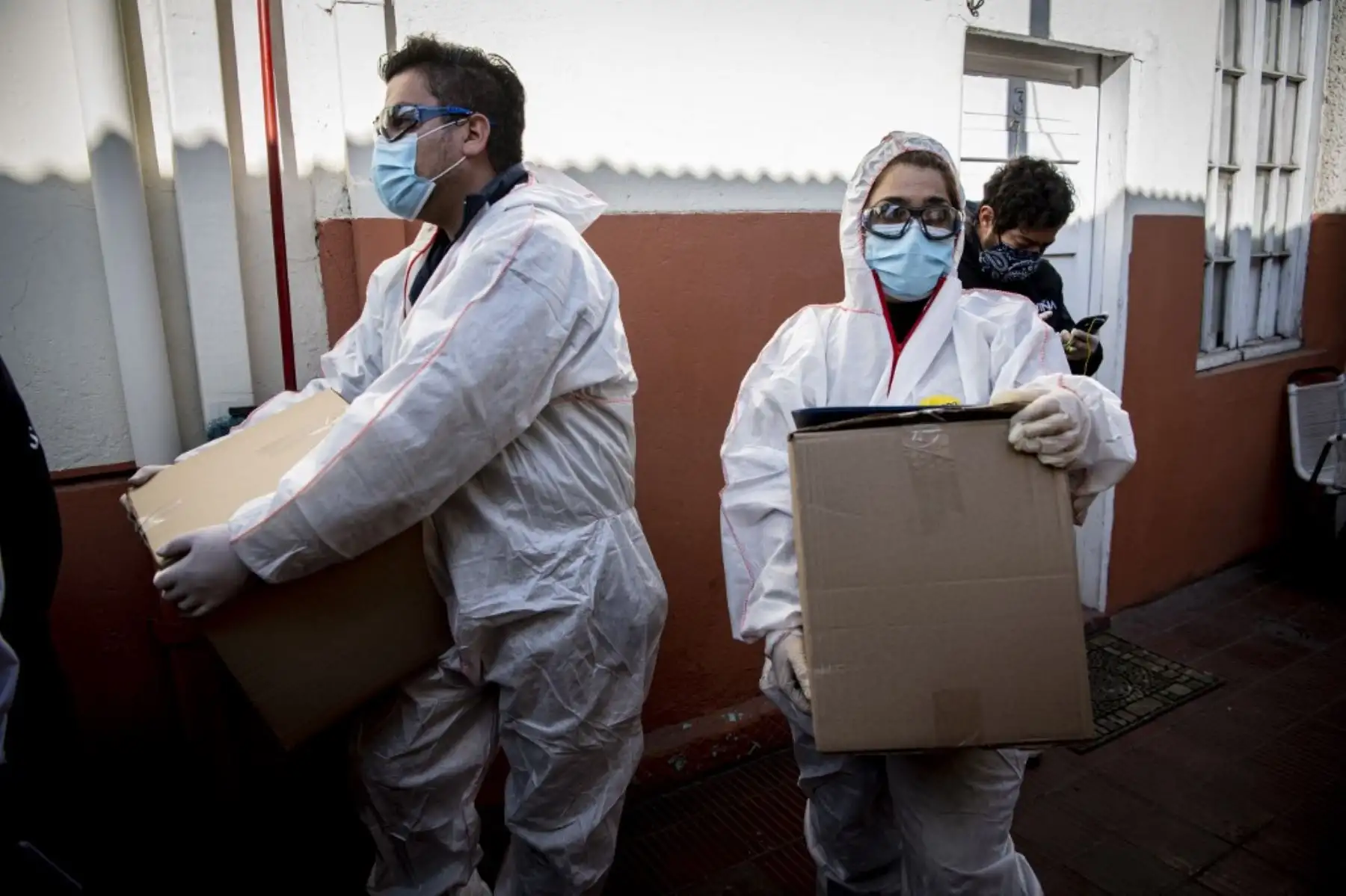 Los trabajadores municipales preparan la entrega de cajas con alimentos a familias económicamente afectadas durante la cuarentena obligatoria. Foto: AFP