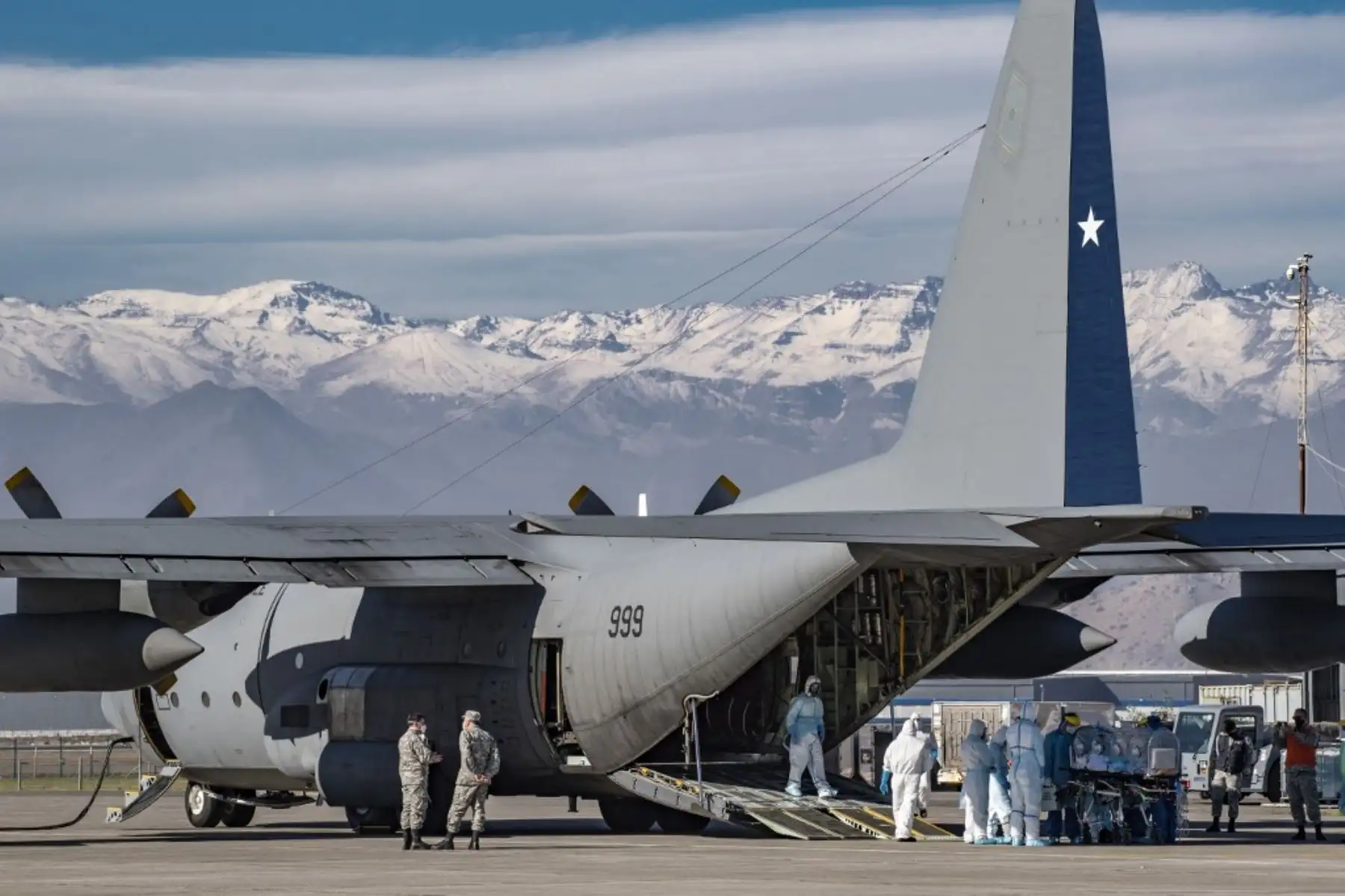 Los trabajadores de la salud trasladan a un paciente infectado con COVID-19 a un Hércules C-130, para llevarlo a la ciudad de Concepción. Foto: AFP