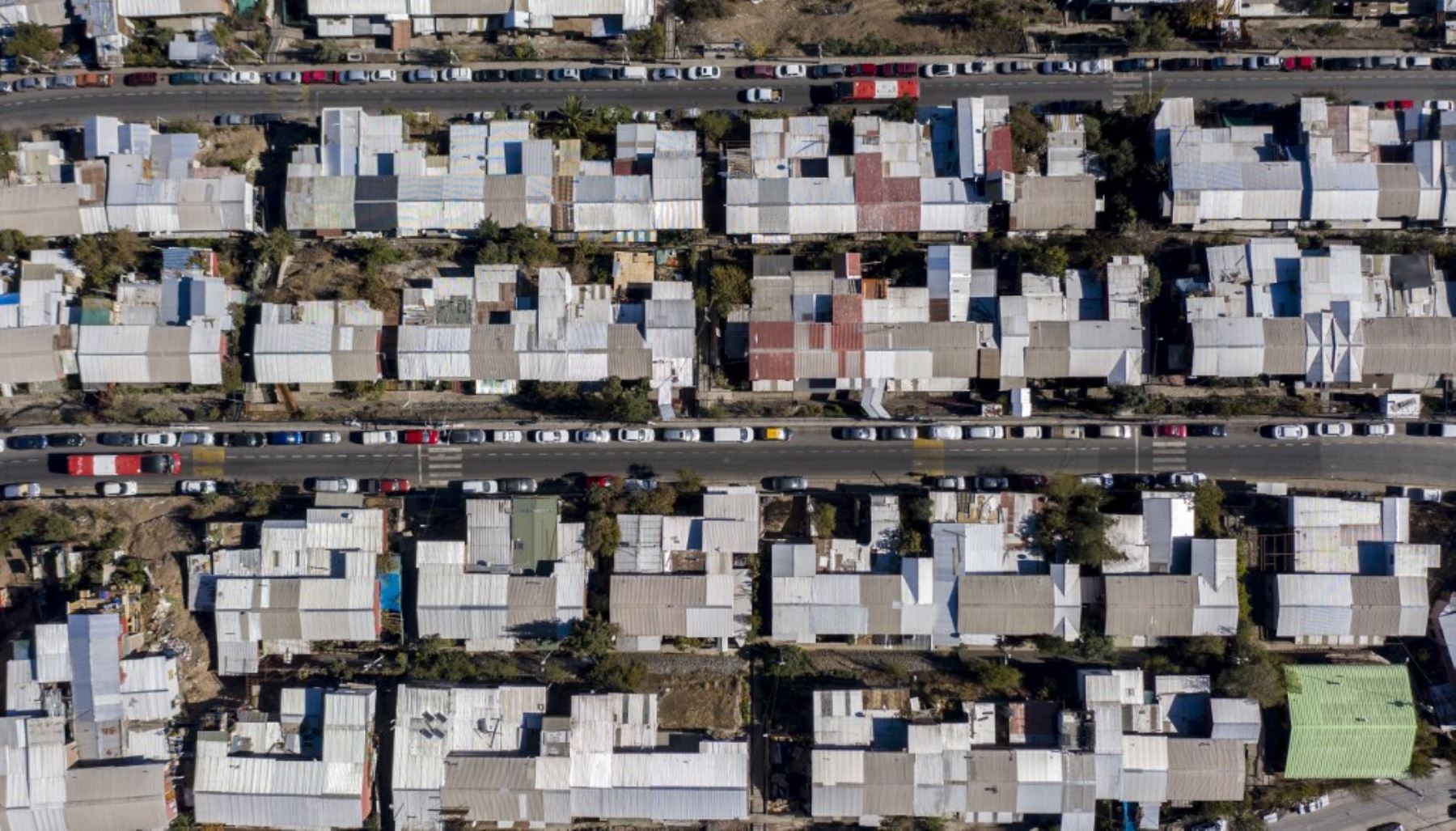 Vista aérea del sector Cerro 18, al este de Santiago durante la pandemia de coronavirus COVID-19. Foto: AFP