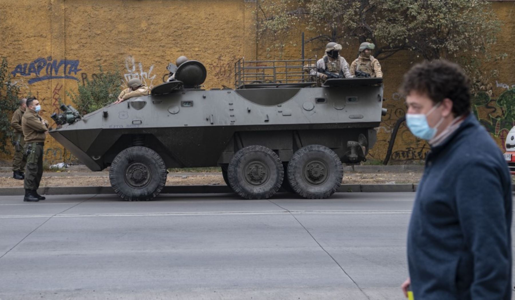 Un soldado recorre una calle de Santiago en medio de la cuarentena decretada en el país. Foto: AFP